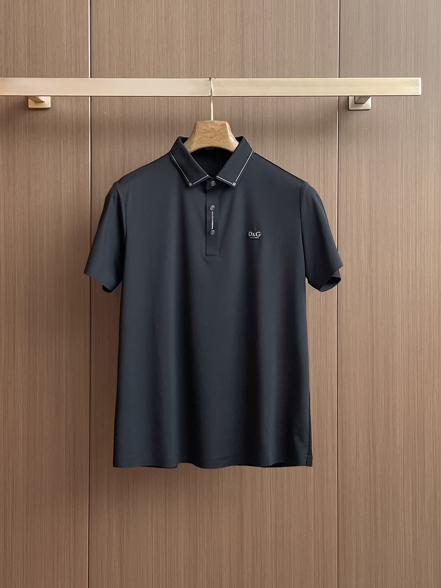 NO:429916,DG High-end Business White-collar workers are a must-have item for individuals in the unit!  Seizure-free pressed gel ice silk casual business short-sleeved Polo, technology fabric, ice silk traceless, very good body feel, smooth feel and great texture!  Good elasticity, no sense of restraint, the fabric has its own breathable mesh, moisture absorption and sweating, quick drying and keeping it dry, small lapel placket-breasted design, showing a straight posture, not soft pedal, simple style, can be used for business and leisure, highly recommended!  High-elastic ice silk, the touch is as smooth as jade silk, clean and neat, and elegant and gentlemanly. The high-end materials are the key to the fabric, the quality control must be used. The feel is extremely delicate and smooth, the fabric has a good gloss and upper body skeleton feel, so we can greet mature and quality men's clothing!  Sweat in summer and dry instantly, a brand new experience Business commuting and leisure M-4XL, T-shirt, alexander wang19860909DG 高端商务 白领 单位人士必入单品！ 无痕压胶冰丝休闲商务短袖Polo,科技面料,冰丝无痕,体感非常棒,手感顺滑质感很棒！弹性好,无任何束缚感,面料自带透气网孔,吸湿排汗,速干保持干爽,小翻领门襟排扣设计,展露挺拔姿态,不软踏,简约款式,商务休闲都可驾驭,强烈推荐！高弹冰丝,触感堪比玉蚕丝一样丝滑,干净利落,儒雅绅士风度.高级材质,重点就是面料上,品控的必上,手感极其细腻光滑,面料光泽感和上身骨架感好,打招成熟品质男装！夏天出汗秒干,全新体验 商务通勤休闲 M-4XL,,T-shirt,alexander wang,Men's clothing