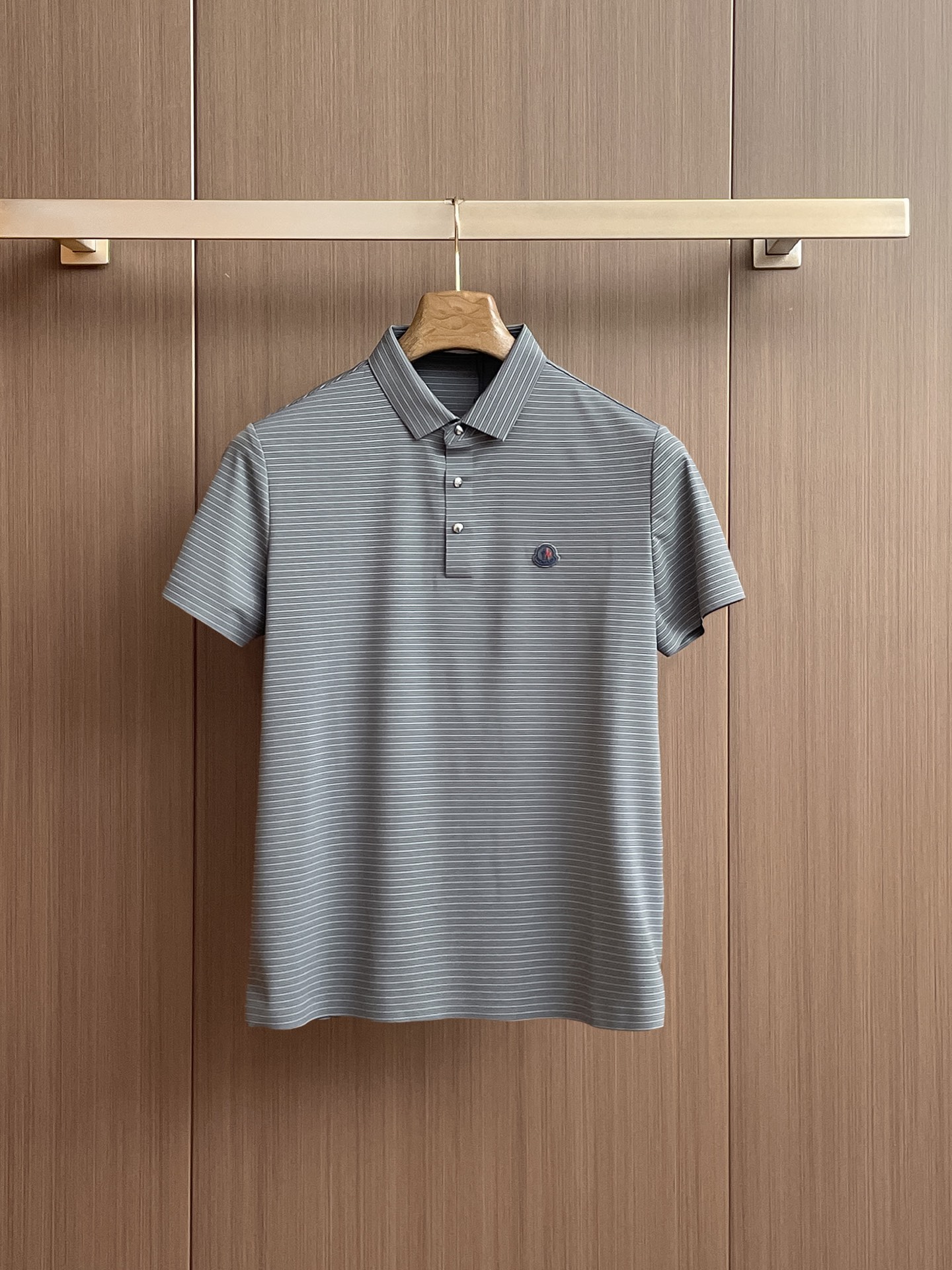 NO:429920,Mask, high-end business, white-collar workers, must-have items for individuals in the unit!  Seizure-free pressed gel ice silk casual business short-sleeved Polo, technology fabric, ice silk traceless, very good body feel, smooth feel and great texture!  Good elasticity, no sense of restraint, the fabric has its own breathable mesh, moisture absorption and sweating, quick drying and keeping it dry, small lapel placket-breasted design, showing a straight posture, not soft pedal, simple style, can be used for business and leisure, highly recommended!  High-elastic ice silk, the touch is as smooth as jade silk, clean and neat, and elegant and gentlemanly. The high-end materials are the key to the fabric, the quality control must be used. The feel is extremely delicate and smooth, the fabric has a good gloss and upper body skeleton feel, so we can greet mature and quality men's clothing!  Sweat in summer and dry instantly, a brand new experience Business commuting and leisure M-4XL, Moncler, T-shirt, alexander wang19860909蒙口 高端商务 白领 单位人士必入单品！ 无痕压胶冰丝休闲商务短袖Polo,科技面料,冰丝无痕,体感非常棒,手感顺滑质感很棒！弹性好,无任何束缚感,面料自带透气网孔,吸湿排汗,速干保持干爽,小翻领门襟排扣设计,展露挺拔姿态,不软踏,简约款式,商务休闲都可驾驭,强烈推荐！高弹冰丝,触感堪比玉蚕丝一样丝滑,干净利落,儒雅绅士风度.高级材质,重点就是面料上,品控的必上,手感极其细腻光滑,面料光泽感和上身骨架感好,打招成熟品质男装！夏天出汗秒干,全新体验 商务通勤休闲 M-4XL,,Moncler,T-shirt,alexander wang,Men's clothing