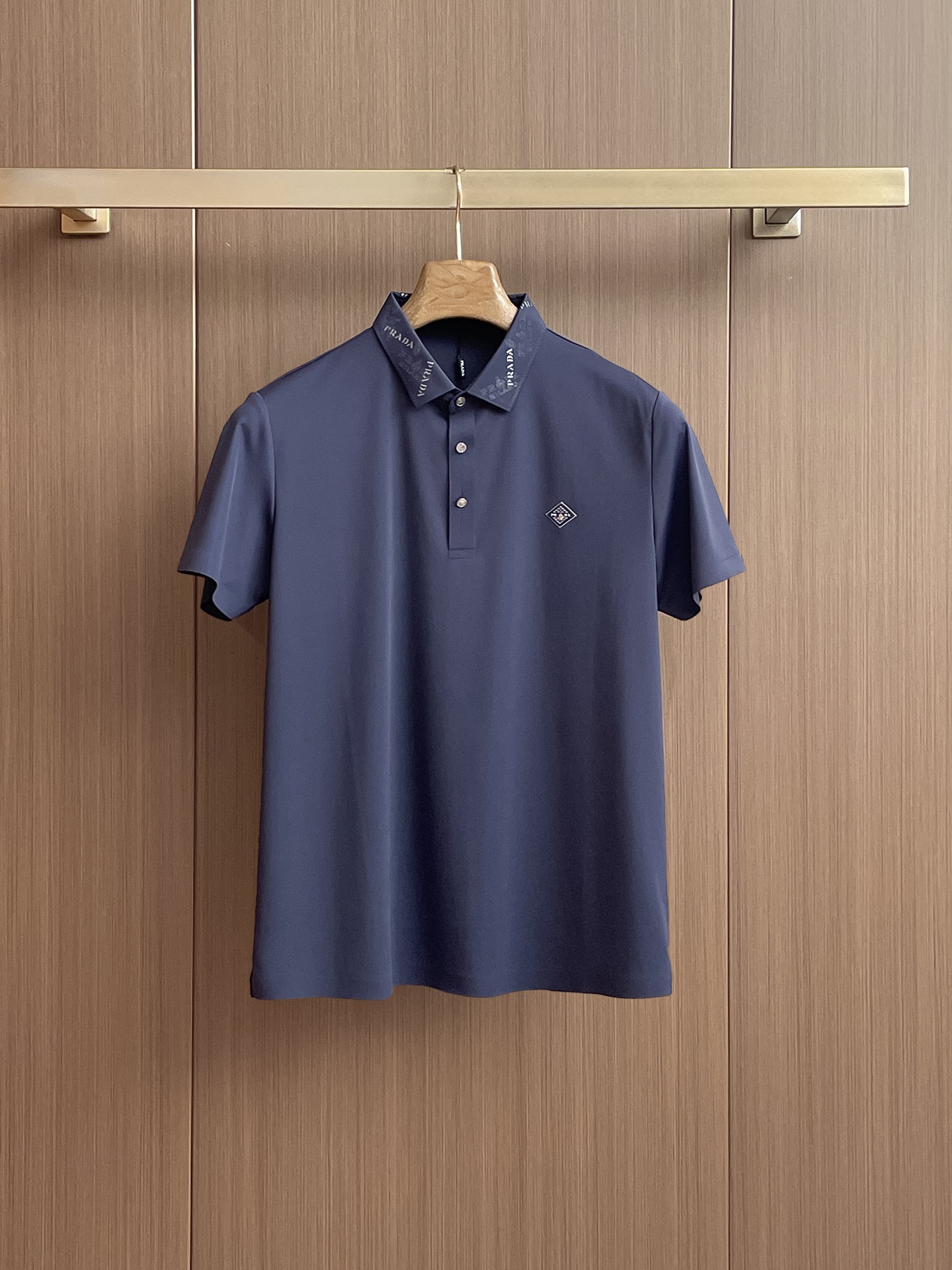 NO:429924,Prada High-end Business White-collar workers are a must-have item for individuals in the unit!  Seizure-free pressed gel ice silk casual business short-sleeved Polo, technology fabric, ice silk traceless, very good body feel, smooth feel and great texture!  Good elasticity, no sense of restraint, the fabric has its own breathable mesh, moisture absorption and sweating, quick drying and keeping it dry, small lapel placket-breasted design, showing a straight posture, not soft pedal, simple style, can be used for business and leisure, highly recommended!  High-elastic ice silk, the touch is as smooth as jade silk, clean and neat, and elegant and gentlemanly. The high-end materials are the key to the fabric, the quality control must be used. The feel is extremely delicate and smooth, the fabric has a good gloss and upper body skeleton feel, so we can greet mature and quality men's clothing!  Sweat in summer and dry in seconds, a brand new experience Business commuting and leisure M-4XL, prada, T-shirt, alexander wang19860909普拉达 高端商务 白领 单位人士必入单品！ 无痕压胶冰丝休闲商务短袖Polo,科技面料,冰丝无痕,体感非常棒,手感顺滑质感很棒！弹性好,无任何束缚感,面料自带透气网孔,吸湿排汗,速干保持干爽,小翻领门襟排扣设计,展露挺拔姿态,不软踏,简约款式,商务休闲都可驾驭,强烈推荐！高弹冰丝,触感堪比玉蚕丝一样丝滑,干净利落,儒雅绅士风度.高级材质,重点就是面料上,品控的必上,手感极其细腻光滑,面料光泽感和上身骨架感好,打招成熟品质男装！夏天出汗秒干,全新体验 商务通勤休闲 M-4XL,,prada,T-shirt,alexander wang,Men's clothing