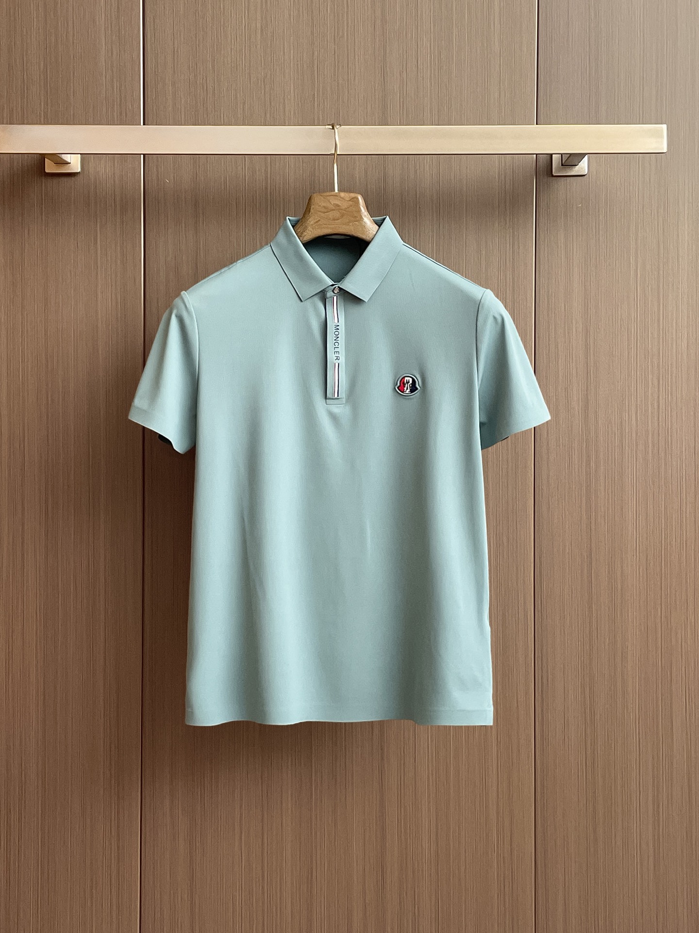 NO:429928,Mask, high-end business, white-collar workers, must-have items for individuals in the unit!  Seizure-free pressed gel ice silk casual business short-sleeved Polo, technology fabric, ice silk traceless, very good body feel, smooth feel and great texture!  Good elasticity, no sense of restraint, the fabric has its own breathable mesh, moisture absorption and sweating, quick drying and keeping it dry, small lapel placket-breasted design, showing a straight posture, not soft pedal, simple style, can be used for business and leisure, highly recommended!  High-elastic ice silk, the touch is as smooth as jade silk, clean and neat, and elegant and gentlemanly. The high-end materials are the key to the fabric, the quality control must be used. The feel is extremely delicate and smooth, the fabric has a good gloss and upper body skeleton feel, so we can greet mature and quality men's clothing!  Sweat in summer and dry instantly, a brand new experience Business commuting and leisure M-4XL, Moncler, T-shirt, alexander wang19860909蒙口 高端商务 白领 单位人士必入单品！ 无痕压胶冰丝休闲商务短袖Polo,科技面料,冰丝无痕,体感非常棒,手感顺滑质感很棒！弹性好,无任何束缚感,面料自带透气网孔,吸湿排汗,速干保持干爽,小翻领门襟排扣设计,展露挺拔姿态,不软踏,简约款式,商务休闲都可驾驭,强烈推荐！高弹冰丝,触感堪比玉蚕丝一样丝滑,干净利落,儒雅绅士风度.高级材质,重点就是面料上,品控的必上,手感极其细腻光滑,面料光泽感和上身骨架感好,打招成熟品质男装！夏天出汗秒干,全新体验 商务通勤休闲 M-4XL,,Moncler,T-shirt,alexander wang,Men's clothing