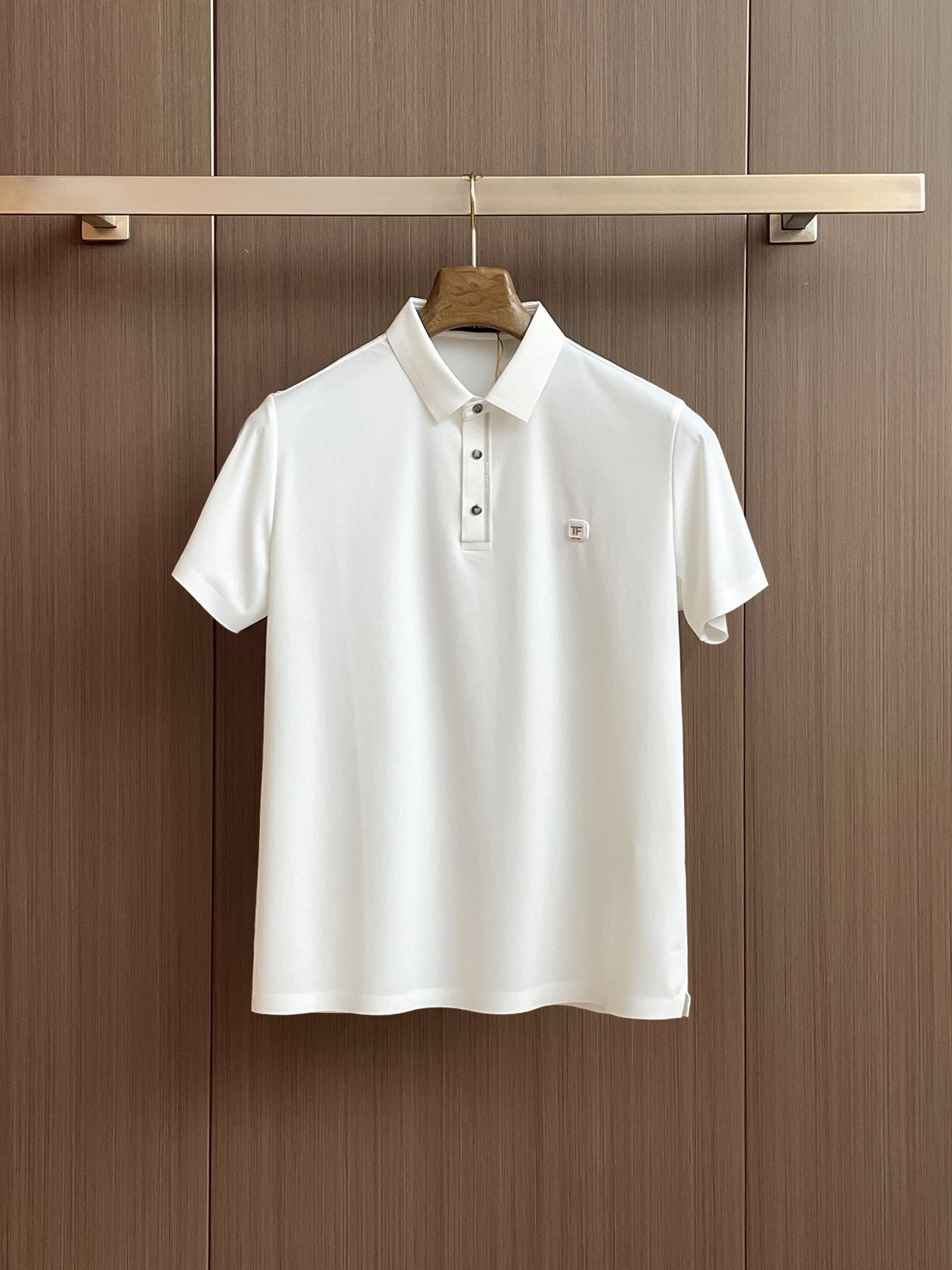 NO:429931,Fendi High-end Business White-collar workers are a must-have item for individuals in the unit!  Seizure-free pressed gel ice silk casual business short-sleeved Polo, technology fabric, ice silk traceless, very good body feel, smooth feel and great texture!  Good elasticity, no sense of restraint, the fabric has its own breathable mesh, moisture absorption and sweating, quick drying and keeping it dry, small lapel placket-breasted design, showing a straight posture, not soft pedal, simple style, can be used for business and leisure, highly recommended!  High-elastic ice silk, the touch is as smooth as jade silk, clean and neat, and elegant and gentlemanly. The high-end materials are the key to the fabric, the quality control must be used. The feel is extremely delicate and smooth, the fabric has a good gloss and upper body skeleton feel, so we can greet mature and quality men's clothing!  Sweat in summer and dry instantly, a brand new experience Business commuting and leisure M-4XL, fendi, T-shirt, alexander wang19860909芬迪 高端商务 白领 单位人士必入单品！ 无痕压胶冰丝休闲商务短袖Polo,科技面料,冰丝无痕,体感非常棒,手感顺滑质感很棒！弹性好,无任何束缚感,面料自带透气网孔,吸湿排汗,速干保持干爽,小翻领门襟排扣设计,展露挺拔姿态,不软踏,简约款式,商务休闲都可驾驭,强烈推荐！高弹冰丝,触感堪比玉蚕丝一样丝滑,干净利落,儒雅绅士风度.高级材质,重点就是面料上,品控的必上,手感极其细腻光滑,面料光泽感和上身骨架感好,打招成熟品质男装！夏天出汗秒干,全新体验 商务通勤休闲 M-4XL,,fendi,T-shirt,alexander wang,Men's clothing