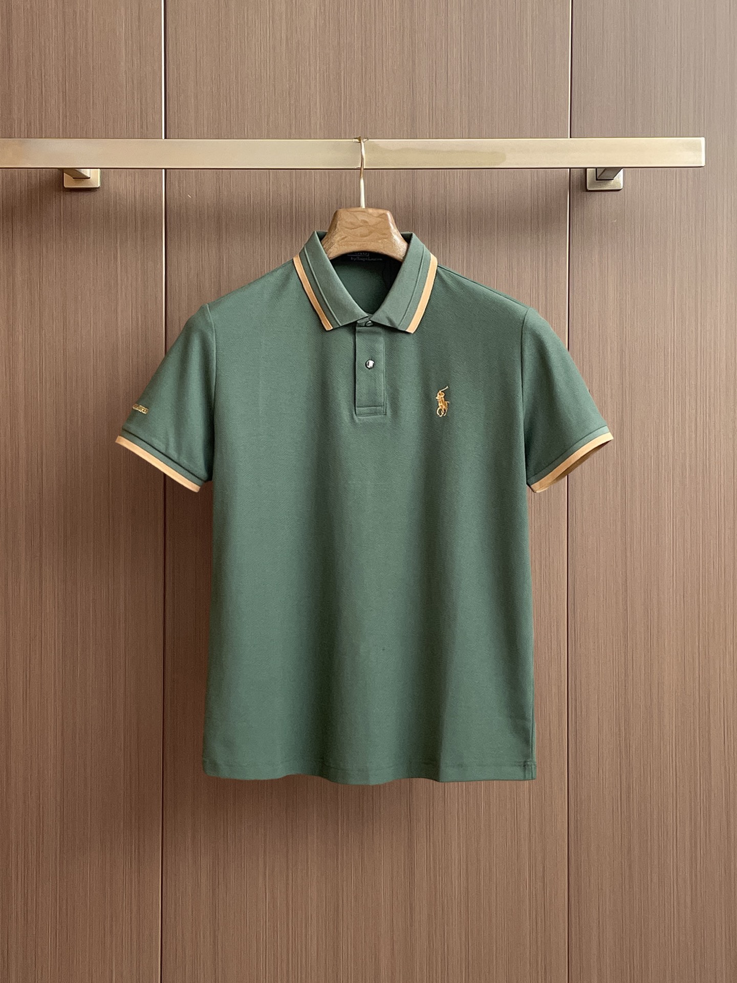 NO:429937,Paul High-end Business White-collar workers are a must-have item for individuals in the unit!  Seizure-free pressed gel ice silk casual business short-sleeved Polo, technology fabric, ice silk traceless, very good body feel, smooth feel and great texture!  Good elasticity, no sense of restraint, the fabric has its own breathable mesh, moisture absorption and sweating, quick drying and keeping it dry, small lapel placket-breasted design, showing a straight posture, not soft pedal, simple style, can be used for business and leisure, highly recommended!  High-elastic ice silk, the touch is as smooth as jade silk, clean and neat, and elegant and gentlemanly. The high-end materials are the key to the fabric, the quality control must be used. The feel is extremely delicate and smooth, the fabric has a good gloss and upper body skeleton feel, so we can greet mature and quality men's clothing!  Sweat in summer and dry instantly, a brand new experience Business commuting and leisure M-4XL, T-shirt, alexander wang19860909保罗 高端商务 白领 单位人士必入单品！ 无痕压胶冰丝休闲商务短袖Polo,科技面料,冰丝无痕,体感非常棒,手感顺滑质感很棒！弹性好,无任何束缚感,面料自带透气网孔,吸湿排汗,速干保持干爽,小翻领门襟排扣设计,展露挺拔姿态,不软踏,简约款式,商务休闲都可驾驭,强烈推荐！高弹冰丝,触感堪比玉蚕丝一样丝滑,干净利落,儒雅绅士风度.高级材质,重点就是面料上,品控的必上,手感极其细腻光滑,面料光泽感和上身骨架感好,打招成熟品质男装！夏天出汗秒干,全新体验 商务通勤休闲 M-4XL,,T-shirt,alexander wang,Men's clothing