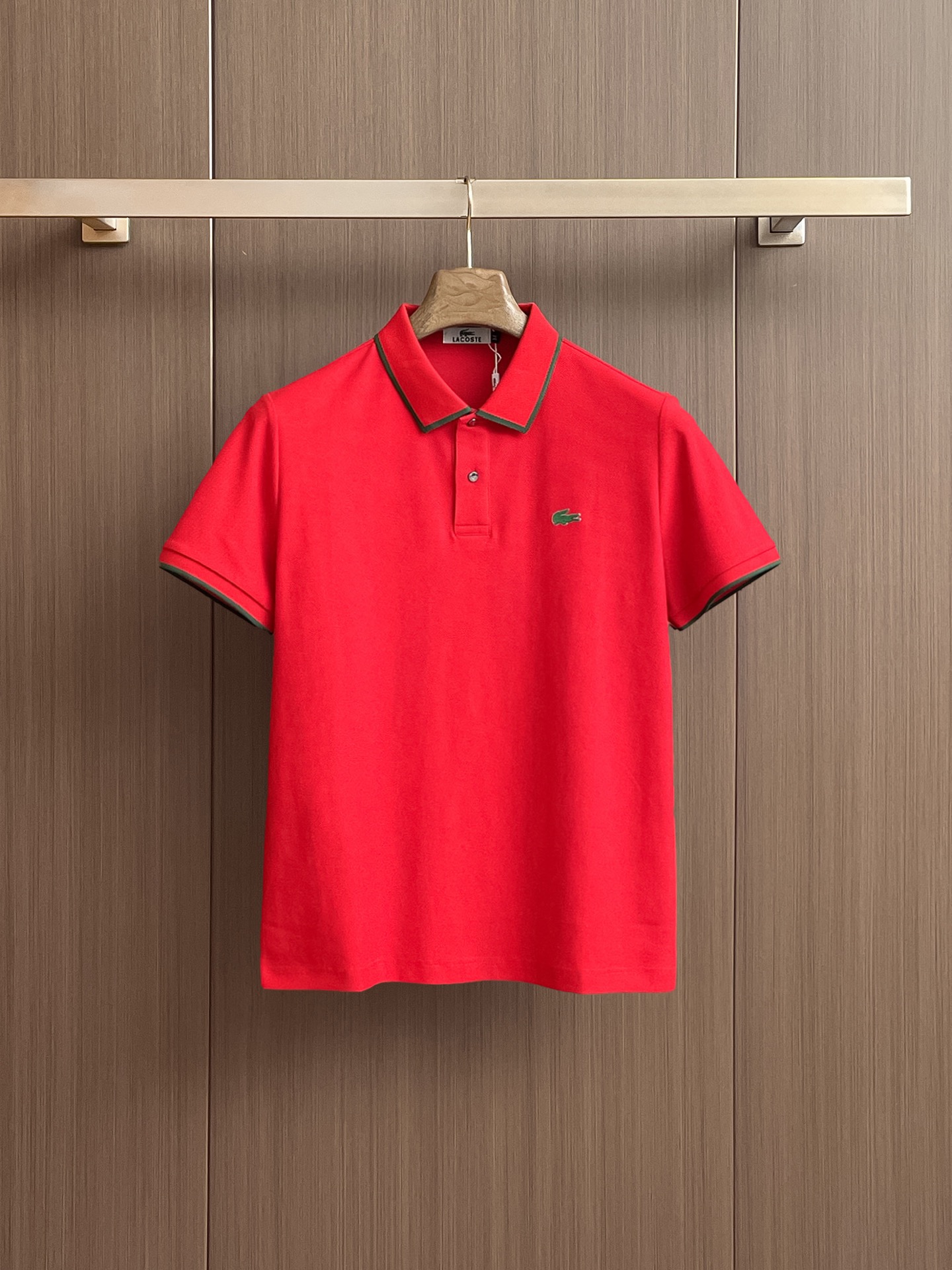 NO:429943,Crocodile, high-end business, white-collar workers, must-have items for individuals in the unit!  Seizure-free pressed gel ice silk casual business short-sleeved Polo, technology fabric, ice silk traceless, very good body feel, smooth feel and great texture!  Good elasticity, no sense of restraint, the fabric has its own breathable mesh, moisture absorption and sweating, quick drying and keeping it dry, small lapel placket-breasted design, showing a straight posture, not soft pedal, simple style, can be used for business and leisure, highly recommended!  High-elastic ice silk, the touch is as smooth as jade silk, clean and neat, and elegant and gentlemanly. The high-end materials are the key to the fabric, the quality control must be used. The feel is extremely delicate and smooth, the fabric has a good gloss and upper body skeleton feel, so we can greet mature and quality men's clothing!  Sweat in summer and dry instantly, a brand new experience Business commuting and leisure M-4XL, T-shirt, alexander wang19860909鳄鱼 高端商务 白领 单位人士必入单品！ 无痕压胶冰丝休闲商务短袖Polo,科技面料,冰丝无痕,体感非常棒,手感顺滑质感很棒！弹性好,无任何束缚感,面料自带透气网孔,吸湿排汗,速干保持干爽,小翻领门襟排扣设计,展露挺拔姿态,不软踏,简约款式,商务休闲都可驾驭,强烈推荐！高弹冰丝,触感堪比玉蚕丝一样丝滑,干净利落,儒雅绅士风度.高级材质,重点就是面料上,品控的必上,手感极其细腻光滑,面料光泽感和上身骨架感好,打招成熟品质男装！夏天出汗秒干,全新体验 商务通勤休闲 M-4XL,,T-shirt,alexander wang,Men's clothing