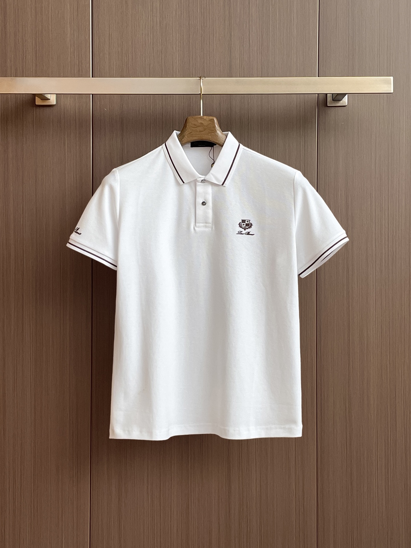 NO:429948,LP High-end Business White-collar workers are a must-have item for individuals in the unit!  Seizure-free pressed gel ice silk casual business short-sleeved Polo, technology fabric, ice silk traceless, very good body feel, smooth feel and great texture!  Good elasticity, no sense of restraint, the fabric has its own breathable mesh, moisture absorption and sweating, quick drying and keeping it dry, small lapel placket-breasted design, showing a straight posture, not soft pedal, simple style, can be used for business and leisure, highly recommended!  High-elastic ice silk, the touch is as smooth as jade silk, clean and neat, and elegant and gentlemanly. The high-end materials are the key to the fabric, the quality control must be used. The feel is extremely delicate and smooth, the fabric has a good gloss and upper body skeleton feel, so we can greet mature and quality men's clothing!  Sweat in summer and dry in seconds, a brand new experience Business commuting and leisure M-4XL, loro piano, T-shirt, alexander wang19860909LP 高端商务 白领 单位人士必入单品！ 无痕压胶冰丝休闲商务短袖Polo,科技面料,冰丝无痕,体感非常棒,手感顺滑质感很棒！弹性好,无任何束缚感,面料自带透气网孔,吸湿排汗,速干保持干爽,小翻领门襟排扣设计,展露挺拔姿态,不软踏,简约款式,商务休闲都可驾驭,强烈推荐！高弹冰丝,触感堪比玉蚕丝一样丝滑,干净利落,儒雅绅士风度.高级材质,重点就是面料上,品控的必上,手感极其细腻光滑,面料光泽感和上身骨架感好,打招成熟品质男装！夏天出汗秒干,全新体验 商务通勤休闲 M-4XL,,loro piana,T-shirt,alexander wang,Men's clothing