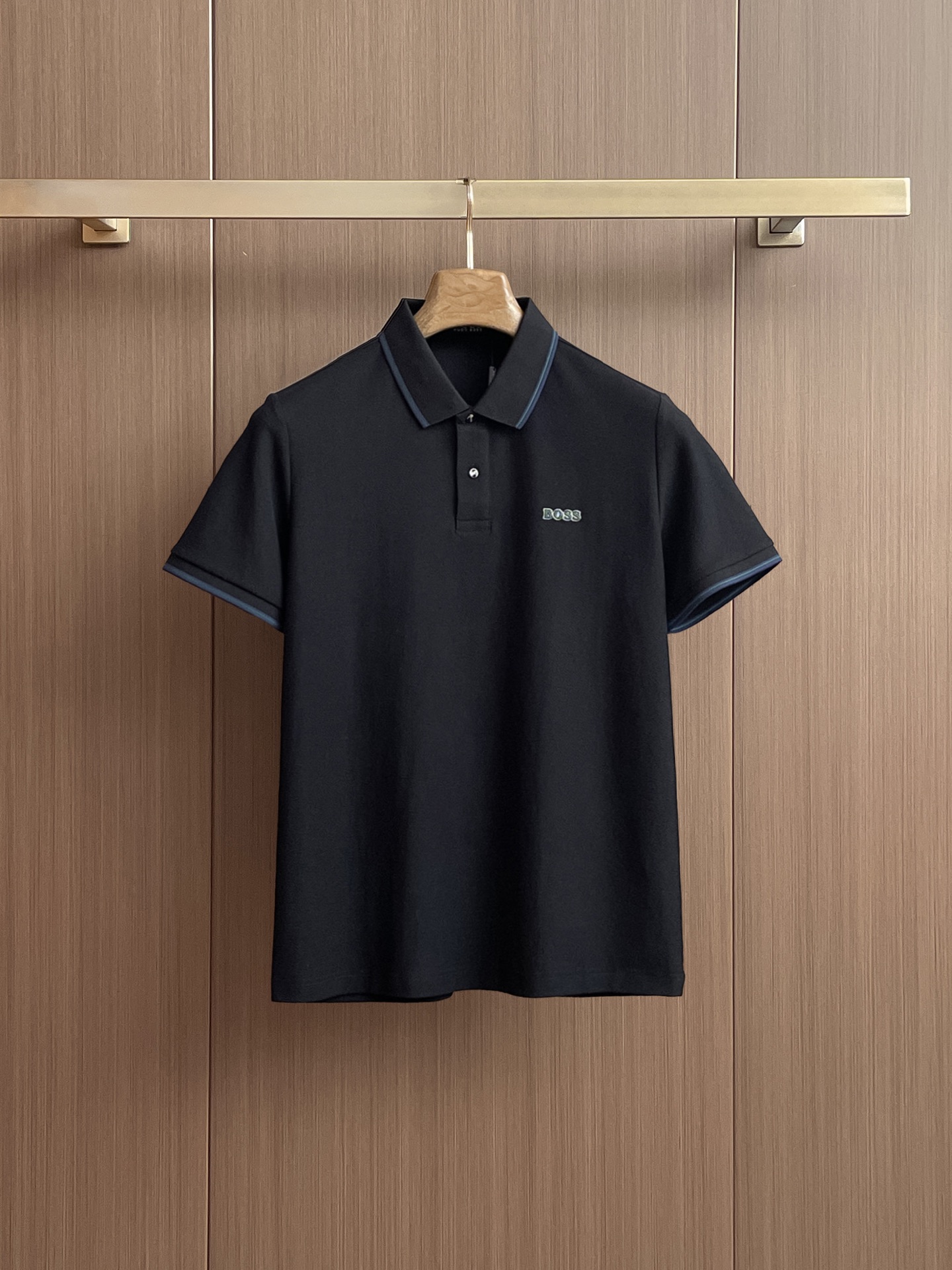 NO:429953,BOSS High-end Business White-collar workers are a must-have item for individuals in the unit!  Seizure-free pressed gel ice silk casual business short-sleeved Polo, technology fabric, ice silk traceless, very good body feel, smooth feel and great texture!  Good elasticity, no sense of restraint, the fabric has its own breathable mesh, moisture absorption and sweating, quick drying and keeping it dry, small lapel placket-breasted design, showing a straight posture, not soft pedal, simple style, can be used for business and leisure, highly recommended!  High-elastic ice silk, the touch is as smooth as jade silk, clean and neat, and elegant and gentlemanly. The high-end materials are the key to the fabric, the quality control must be used. The feel is extremely delicate and smooth, the fabric has a good gloss and upper body skeleton feel, so we can greet mature and quality men's clothing!  Sweat in summer and dry instantly, a brand new experience Business commuting and leisure M-4XL, T-shirt, alexander wang19860909BOSS 高端商务 白领 单位人士必入单品！ 无痕压胶冰丝休闲商务短袖Polo,科技面料,冰丝无痕,体感非常棒,手感顺滑质感很棒！弹性好,无任何束缚感,面料自带透气网孔,吸湿排汗,速干保持干爽,小翻领门襟排扣设计,展露挺拔姿态,不软踏,简约款式,商务休闲都可驾驭,强烈推荐！高弹冰丝,触感堪比玉蚕丝一样丝滑,干净利落,儒雅绅士风度.高级材质,重点就是面料上,品控的必上,手感极其细腻光滑,面料光泽感和上身骨架感好,打招成熟品质男装！夏天出汗秒干,全新体验 商务通勤休闲 M-4XL,,T-shirt,alexander wang,Men's clothing