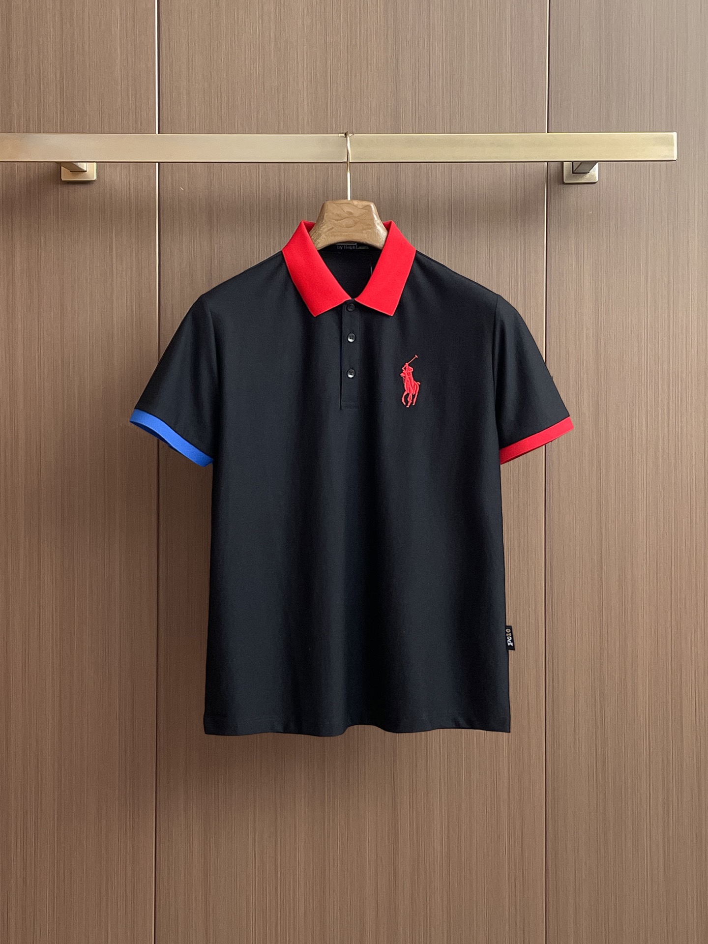 NO:429933,Paul High-end Business White-collar workers are a must-have item for individuals in the unit!  Seizure-free pressed gel ice silk casual business short-sleeved Polo, technology fabric, ice silk traceless, very good body feel, smooth feel and great texture!  Good elasticity, no sense of restraint, the fabric has its own breathable mesh, moisture absorption and sweating, quick drying and keeping it dry, small lapel placket-breasted design, showing a straight posture, not soft pedal, simple style, can be used for business and leisure, highly recommended!  High-elastic ice silk, the touch is as smooth as jade silk, clean and neat, and elegant and gentlemanly. The high-end materials are the key to the fabric, the quality control must be used. The feel is extremely delicate and smooth, the fabric has a good gloss and upper body skeleton feel, so we can greet mature and quality men's clothing!  Sweat in summer and dry instantly, a brand new experience Business commuting and leisure M-4XL, T-shirt, alexander wang19860909保罗 高端商务 白领 单位人士必入单品！ 无痕压胶冰丝休闲商务短袖Polo,科技面料,冰丝无痕,体感非常棒,手感顺滑质感很棒！弹性好,无任何束缚感,面料自带透气网孔,吸湿排汗,速干保持干爽,小翻领门襟排扣设计,展露挺拔姿态,不软踏,简约款式,商务休闲都可驾驭,强烈推荐！高弹冰丝,触感堪比玉蚕丝一样丝滑,干净利落,儒雅绅士风度.高级材质,重点就是面料上,品控的必上,手感极其细腻光滑,面料光泽感和上身骨架感好,打招成熟品质男装！夏天出汗秒干,全新体验 商务通勤休闲 M-4XL,,T-shirt,alexander wang,Men's clothing