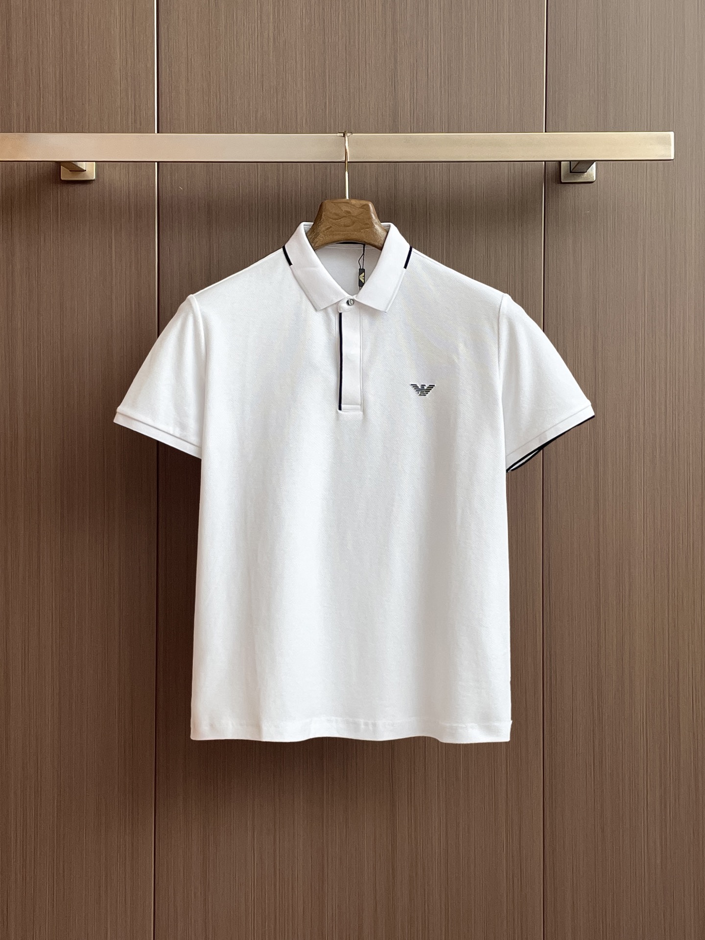 NO:429914,Armani High-end Business White-collar workers are a must-have item for individuals in the unit!  Seizure-free pressed gel ice silk casual business short-sleeved Polo, technology fabric, ice silk traceless, very good body feel, smooth feel and great texture!  Good elasticity, no sense of restraint, the fabric has its own breathable mesh, moisture absorption and sweating, quick drying and keeping it dry, small lapel placket-breasted design, showing a straight posture, not soft pedal, simple style, can be used for business and leisure, highly recommended!  High-elastic ice silk, the touch is as smooth as jade silk, clean and neat, and elegant and gentlemanly. The high-end materials are the key to the fabric, the quality control must be used. The feel is extremely delicate and smooth, the fabric has a good gloss and upper body skeleton feel, so we can greet mature and quality men's clothing!  Sweat in summer and dry instantly, a brand new experience Business commuting and leisure M-4XL, Armani, T-shirt, alexander wang19860909阿玛尼 高端商务 白领 单位人士必入单品！ 无痕压胶冰丝休闲商务短袖Polo,科技面料,冰丝无痕,体感非常棒,手感顺滑质感很棒！弹性好,无任何束缚感,面料自带透气网孔,吸湿排汗,速干保持干爽,小翻领门襟排扣设计,展露挺拔姿态,不软踏,简约款式,商务休闲都可驾驭,强烈推荐！高弹冰丝,触感堪比玉蚕丝一样丝滑,干净利落,儒雅绅士风度.高级材质,重点就是面料上,品控的必上,手感极其细腻光滑,面料光泽感和上身骨架感好,打招成熟品质男装！夏天出汗秒干,全新体验 商务通勤休闲 M-4XL,,armani,T-shirt,alexander wang,Men's clothing