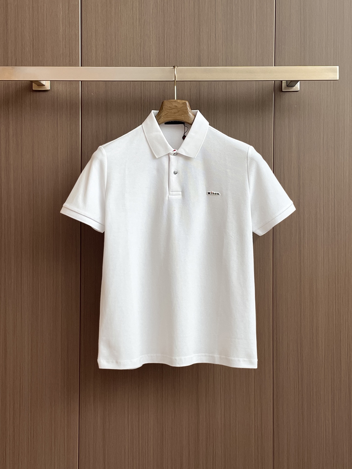 NO:429939,Kiton High-end Business White-collar workers are a must-have item for individuals in the unit!  Seizure-free pressed gel ice silk casual business short-sleeved Polo, technology fabric, ice silk traceless, very good body feel, smooth feel and great texture!  Good elasticity, no sense of restraint, the fabric has its own breathable mesh, moisture absorption and sweating, quick drying and keeping it dry, small lapel placket-breasted design, showing a straight posture, not soft pedal, simple style, can be used for business and leisure, highly recommended!  High-elastic ice silk, the touch is as smooth as jade silk, clean and neat, and elegant and gentlemanly. The high-end materials are the key to the fabric, the quality control must be used. The feel is extremely delicate and smooth, the fabric has a good gloss and upper body skeleton feel, so we can greet mature and quality men's clothing!  Sweat in summer and dry instantly, a brand new experience Business commuting and leisure M-4XL, T-shirt, alexander wang19860909Kiton 高端商务 白领 单位人士必入单品！ 无痕压胶冰丝休闲商务短袖Polo,科技面料,冰丝无痕,体感非常棒,手感顺滑质感很棒！弹性好,无任何束缚感,面料自带透气网孔,吸湿排汗,速干保持干爽,小翻领门襟排扣设计,展露挺拔姿态,不软踏,简约款式,商务休闲都可驾驭,强烈推荐！高弹冰丝,触感堪比玉蚕丝一样丝滑,干净利落,儒雅绅士风度.高级材质,重点就是面料上,品控的必上,手感极其细腻光滑,面料光泽感和上身骨架感好,打招成熟品质男装！夏天出汗秒干,全新体验 商务通勤休闲 M-4XL,,T-shirt,alexander wang,Men's clothing