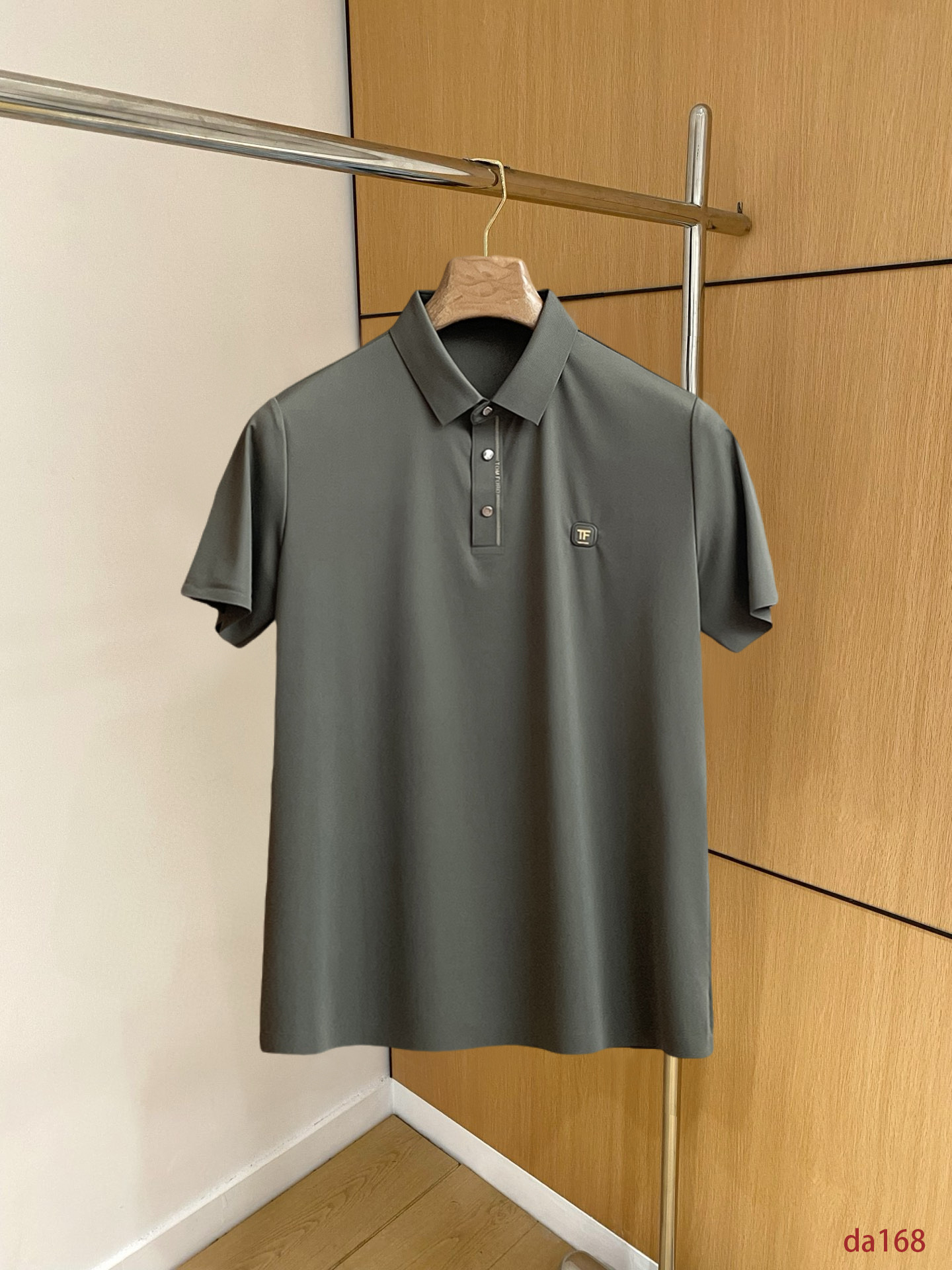 NO:439532,Tom Ford High-end Business White-collar workers are a must-have item for individuals in the unit!  Seizure-free pressed gel ice silk casual business short-sleeved Polo, technology fabric, ice silk traceless, very good body feel, smooth feel and great texture!  Good elasticity, no sense of restraint, the fabric has its own breathable mesh, moisture absorption and sweating, quick drying and keeping it dry, small lapel placket-breasted design, showing a straight posture, not soft pedal, simple style, can be used for business and leisure, highly recommended!  High-elastic ice silk, the touch is as smooth as jade silk, clean and neat, and elegant and gentlemanly. The high-end materials are the key to the fabric, the quality control must be used. The feel is extremely delicate and smooth, the fabric has a good gloss and upper body skeleton feel, so we can greet mature and quality men's clothing!  Sweat in summer and dry instantly, a brand new experience Business commuting and leisure M-4XL, T-shirt, alexander wang19860909汤姆福特 高端商务 白领 单位人士必入单品！ 无痕压胶冰丝休闲商务短袖Polo,科技面料,冰丝无痕,体感非常棒,手感顺滑质感很棒！弹性好,无任何束缚感,面料自带透气网孔,吸湿排汗,速干保持干爽,小翻领门襟排扣设计,展露挺拔姿态,不软踏,简约款式,商务休闲都可驾驭,强烈推荐！高弹冰丝,触感堪比玉蚕丝一样丝滑,干净利落,儒雅绅士风度.高级材质,重点就是面料上,品控的必上,手感极其细腻光滑,面料光泽感和上身骨架感好,打招成熟品质男装！夏天出汗秒干,全新体验 商务通勤休闲 M-4XL,,T-shirt,alexander wang,Men's clothing