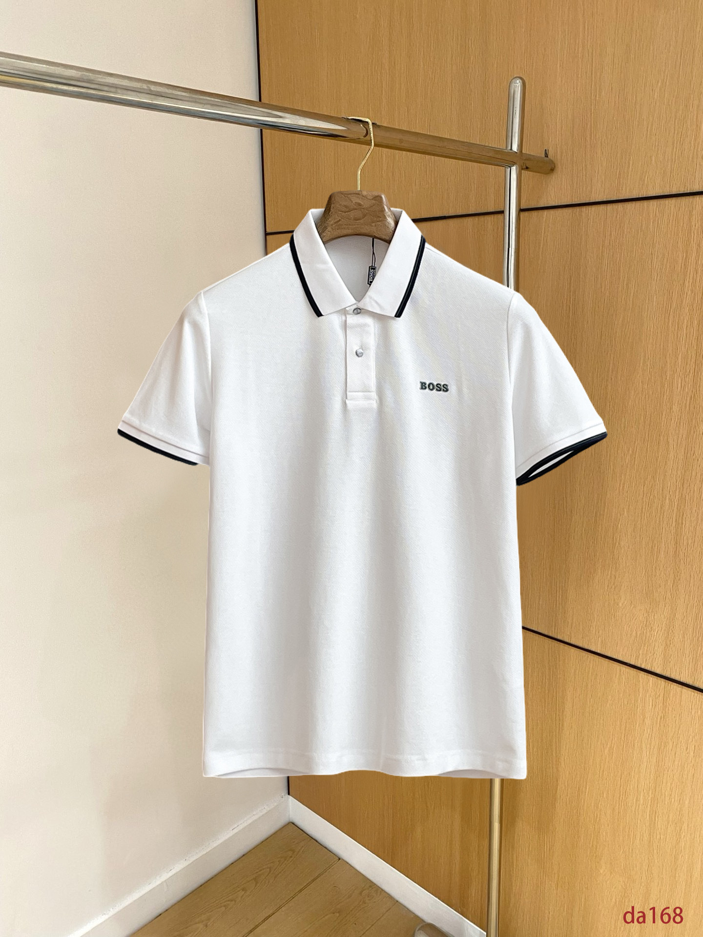 NO:439550,BOSS High-end Business White-collar workers are a must-have item for individuals in the unit!  Seizure-free pressed gel ice silk casual business short-sleeved Polo, technology fabric, ice silk traceless, very good body feel, smooth feel and great texture!  Good elasticity, no sense of restraint, the fabric has its own breathable mesh, moisture absorption and sweating, quick drying and keeping it dry, small lapel placket-breasted design, showing a straight posture, not soft pedal, simple style, can be used for business and leisure, highly recommended!  High-elastic ice silk, the touch is as smooth as jade silk, clean and neat, and elegant and gentlemanly. The high-end materials are the key to the fabric, the quality control must be used. The feel is extremely delicate and smooth, the fabric has a good gloss and upper body skeleton feel, so we can greet mature and quality men's clothing!  Sweat in summer and dry instantly, a brand new experience Business commuting and leisure M-4XL, T-shirt, alexander wang19860909BOSS 高端商务 白领 单位人士必入单品！ 无痕压胶冰丝休闲商务短袖Polo,科技面料,冰丝无痕,体感非常棒,手感顺滑质感很棒！弹性好,无任何束缚感,面料自带透气网孔,吸湿排汗,速干保持干爽,小翻领门襟排扣设计,展露挺拔姿态,不软踏,简约款式,商务休闲都可驾驭,强烈推荐！高弹冰丝,触感堪比玉蚕丝一样丝滑,干净利落,儒雅绅士风度.高级材质,重点就是面料上,品控的必上,手感极其细腻光滑,面料光泽感和上身骨架感好,打招成熟品质男装！夏天出汗秒干,全新体验 商务通勤休闲 M-4XL,,T-shirt,alexander wang,Men's clothing