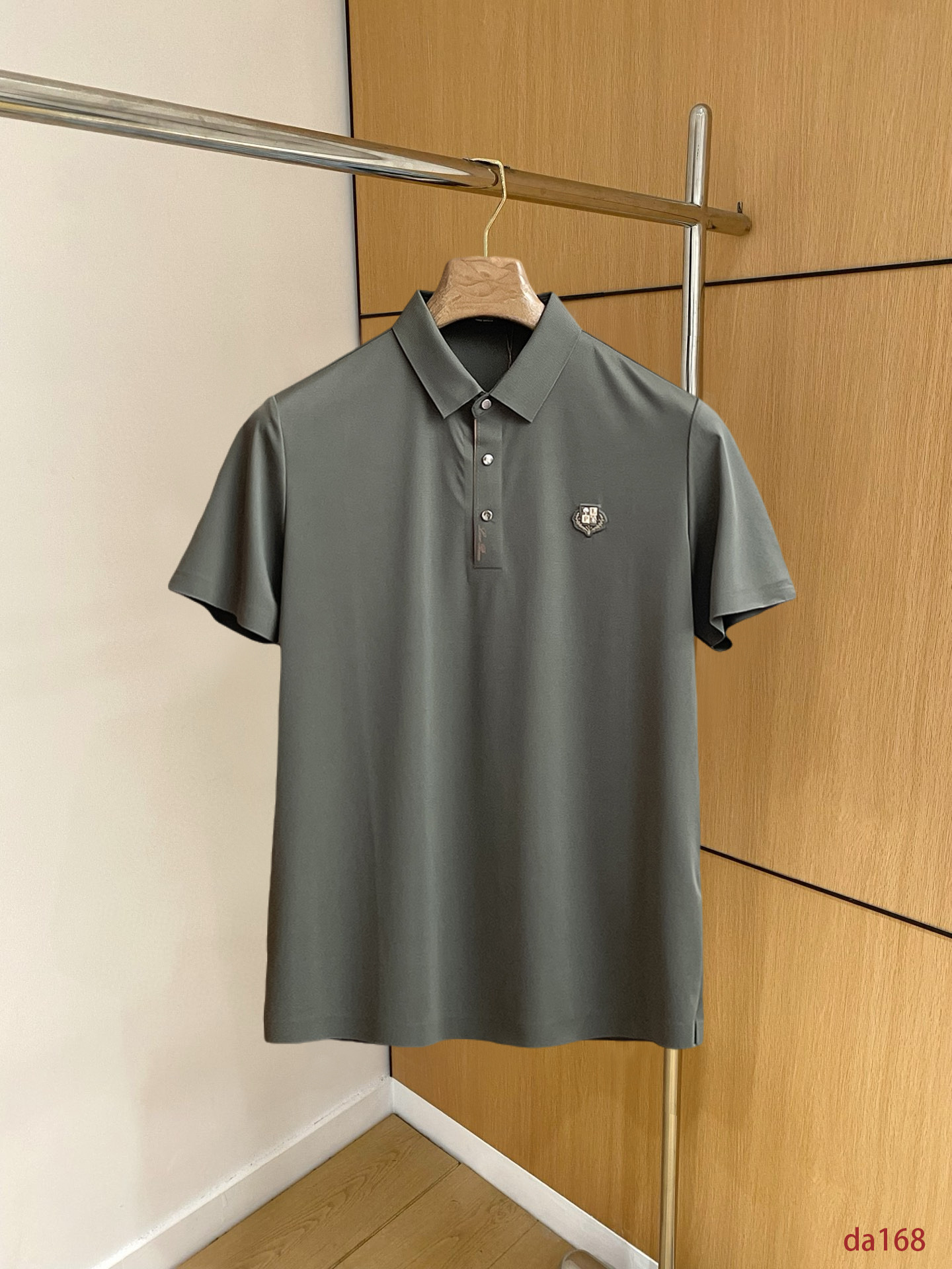 NO:439568,LP High-end Business White-collar workers are a must-have item for individuals in the unit!  Seizure-free pressed gel ice silk casual business short-sleeved Polo, technology fabric, ice silk traceless, very good body feel, smooth feel and great texture!  Good elasticity, no sense of restraint, the fabric has its own breathable mesh, moisture absorption and sweating, quick drying and keeping it dry, small lapel placket-breasted design, showing a straight posture, not soft pedal, simple style, can be used for business and leisure, highly recommended!  High-elastic ice silk, the touch is as smooth as jade silk, clean and neat, and elegant and gentlemanly. The high-end materials are the key to the fabric, the quality control must be used. The feel is extremely delicate and smooth, the fabric has a good gloss and upper body skeleton feel, so we can greet mature and quality men's clothing!  Sweat in summer and dry in seconds, a brand new experience Business commuting and leisure M-4XL, loro piano, T-shirt, alexander wang19860909LP 高端商务 白领 单位人士必入单品！ 无痕压胶冰丝休闲商务短袖Polo,科技面料,冰丝无痕,体感非常棒,手感顺滑质感很棒！弹性好,无任何束缚感,面料自带透气网孔,吸湿排汗,速干保持干爽,小翻领门襟排扣设计,展露挺拔姿态,不软踏,简约款式,商务休闲都可驾驭,强烈推荐！高弹冰丝,触感堪比玉蚕丝一样丝滑,干净利落,儒雅绅士风度.高级材质,重点就是面料上,品控的必上,手感极其细腻光滑,面料光泽感和上身骨架感好,打招成熟品质男装！夏天出汗秒干,全新体验 商务通勤休闲 M-4XL,,loro piana,T-shirt,alexander wang,Men's clothing