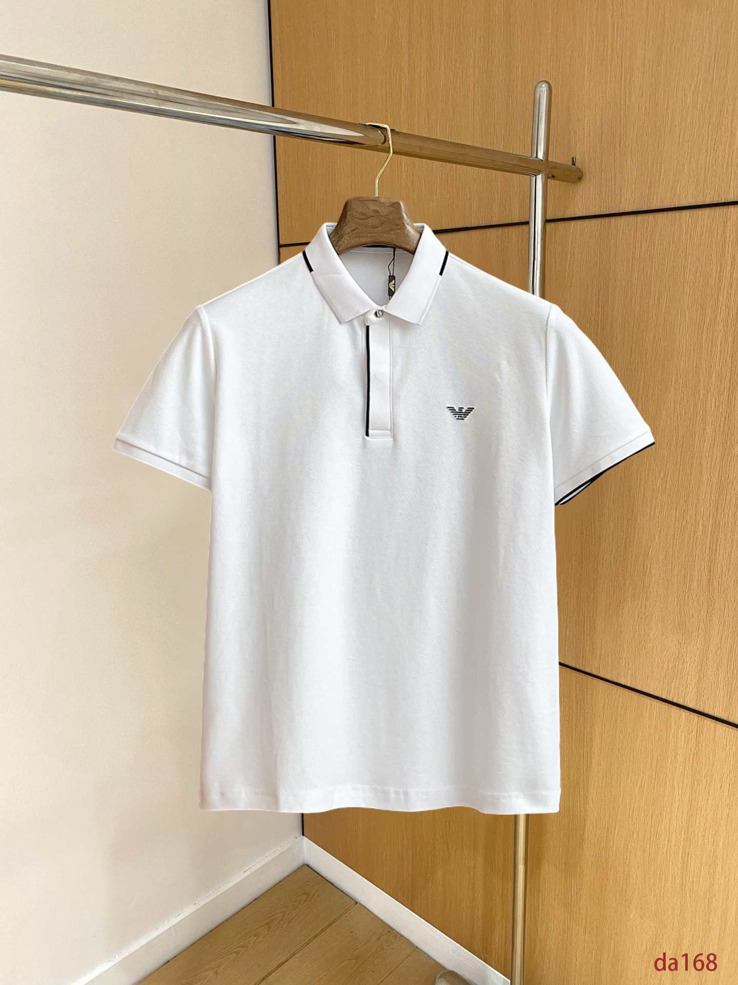 NO:439563,Armani High-end Business White-collar workers are a must-have item for individuals in the unit!  Seizure-free pressed gel ice silk casual business short-sleeved Polo, technology fabric, ice silk traceless, very good body feel, smooth feel and great texture!  Good elasticity, no sense of restraint, the fabric has its own breathable mesh, moisture absorption and sweating, quick drying and keeping it dry, small lapel placket-breasted design, showing a straight posture, not soft pedal, simple style, can be used for business and leisure, highly recommended!  High-elastic ice silk, the touch is as smooth as jade silk, clean and neat, and elegant and gentlemanly. The high-end materials are the key to the fabric, the quality control must be used. The feel is extremely delicate and smooth, the fabric has a good gloss and upper body skeleton feel, so we can greet mature and quality men's clothing!  Sweat in summer and dry instantly, a brand new experience Business commuting and leisure M-4XL, Armani, T-shirt, alexander wang19860909阿玛尼 高端商务 白领 单位人士必入单品！ 无痕压胶冰丝休闲商务短袖Polo,科技面料,冰丝无痕,体感非常棒,手感顺滑质感很棒！弹性好,无任何束缚感,面料自带透气网孔,吸湿排汗,速干保持干爽,小翻领门襟排扣设计,展露挺拔姿态,不软踏,简约款式,商务休闲都可驾驭,强烈推荐！高弹冰丝,触感堪比玉蚕丝一样丝滑,干净利落,儒雅绅士风度.高级材质,重点就是面料上,品控的必上,手感极其细腻光滑,面料光泽感和上身骨架感好,打招成熟品质男装！夏天出汗秒干,全新体验 商务通勤休闲 M-4XL,,armani,T-shirt,alexander wang,Men's clothing