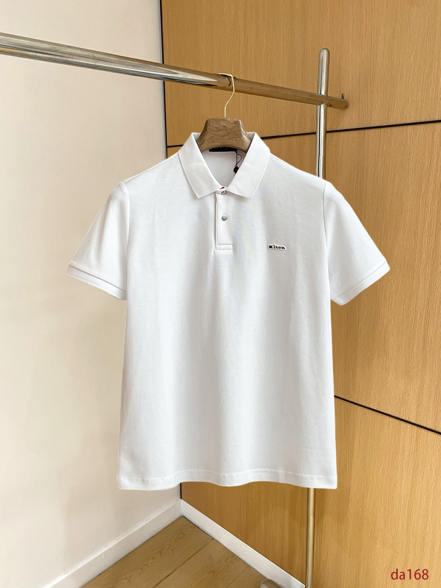 NO:439551,Kiton High-end Business White-collar workers are a must-have item for individuals in the unit!  Seizure-free pressed gel ice silk casual business short-sleeved Polo, technology fabric, ice silk traceless, very good body feel, smooth feel and great texture!  Good elasticity, no sense of restraint, the fabric has its own breathable mesh, moisture absorption and sweating, quick drying and keeping it dry, small lapel placket-breasted design, showing a straight posture, not soft pedal, simple style, can be used for business and leisure, highly recommended!  High-elastic ice silk, the touch is as smooth as jade silk, clean and neat, and elegant and gentlemanly. The high-end materials are the key to the fabric, the quality control must be used. The feel is extremely delicate and smooth, the fabric has a good gloss and upper body skeleton feel, so we can greet mature and quality men's clothing!  Sweat in summer and dry instantly, a brand new experience Business commuting and leisure M-4XL, T-shirt, alexander wang19860909Kiton 高端商务 白领 单位人士必入单品！ 无痕压胶冰丝休闲商务短袖Polo,科技面料,冰丝无痕,体感非常棒,手感顺滑质感很棒！弹性好,无任何束缚感,面料自带透气网孔,吸湿排汗,速干保持干爽,小翻领门襟排扣设计,展露挺拔姿态,不软踏,简约款式,商务休闲都可驾驭,强烈推荐！高弹冰丝,触感堪比玉蚕丝一样丝滑,干净利落,儒雅绅士风度.高级材质,重点就是面料上,品控的必上,手感极其细腻光滑,面料光泽感和上身骨架感好,打招成熟品质男装！夏天出汗秒干,全新体验 商务通勤休闲 M-4XL,,T-shirt,alexander wang,Men's clothing