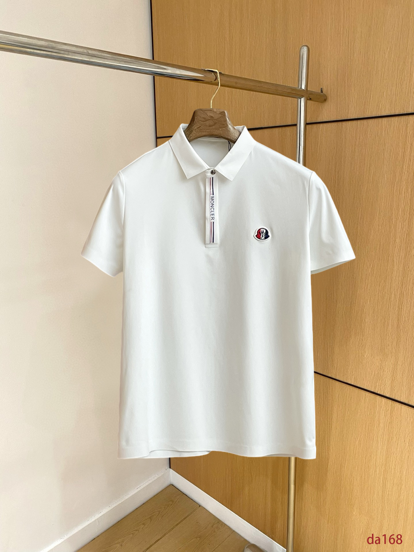 NO:439556,Mask, high-end business, white-collar workers, must-have items for individuals in the unit!  Seizure-free pressed gel ice silk casual business short-sleeved Polo, technology fabric, ice silk traceless, very good body feel, smooth feel and great texture!  Good elasticity, no sense of restraint, the fabric has its own breathable mesh, moisture absorption and sweating, quick drying and keeping it dry, small lapel placket-breasted design, showing a straight posture, not soft pedal, simple style, can be used for business and leisure, highly recommended!  High-elastic ice silk, the touch is as smooth as jade silk, clean and neat, and elegant and gentlemanly. The high-end materials are the key to the fabric, the quality control must be used. The feel is extremely delicate and smooth, the fabric has a good gloss and upper body skeleton feel, so we can greet mature and quality men's clothing!  Sweat in summer and dry instantly, a brand new experience Business commuting and leisure M-4XL, Moncler, T-shirt, alexander wang19860909蒙口 高端商务 白领 单位人士必入单品！ 无痕压胶冰丝休闲商务短袖Polo,科技面料,冰丝无痕,体感非常棒,手感顺滑质感很棒！弹性好,无任何束缚感,面料自带透气网孔,吸湿排汗,速干保持干爽,小翻领门襟排扣设计,展露挺拔姿态,不软踏,简约款式,商务休闲都可驾驭,强烈推荐！高弹冰丝,触感堪比玉蚕丝一样丝滑,干净利落,儒雅绅士风度.高级材质,重点就是面料上,品控的必上,手感极其细腻光滑,面料光泽感和上身骨架感好,打招成熟品质男装！夏天出汗秒干,全新体验 商务通勤休闲 M-4XL,,Moncler,T-shirt,alexander wang,Men's clothing