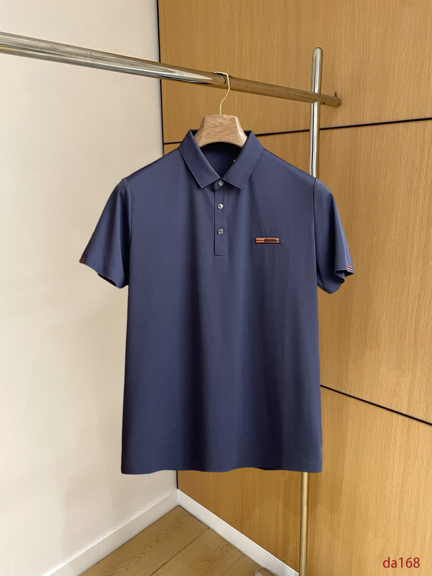 NO:439545,Jenia High-end Business White-collar workers are a must-have item for individuals in the unit!  Seizure-free pressed gel ice silk casual business short-sleeved Polo, technology fabric, ice silk traceless, very good body feel, smooth feel and great texture!  Good elasticity, no sense of restraint, the fabric has its own breathable mesh, moisture absorption and sweating, quick drying and keeping it dry, small lapel placket-breasted design, showing a straight posture, not soft pedal, simple style, can be used for business and leisure, highly recommended!  High-elastic ice silk, the touch is as smooth as jade silk, clean and neat, and elegant and gentlemanly. The high-end materials are the key to the fabric, the quality control must be used. The feel is extremely delicate and smooth, the fabric has a good gloss and upper body skeleton feel, so we can greet mature and quality men's clothing!  Sweat in summer and dry in seconds, a brand new experience Business commuting and leisure M-4XL, zegna, T-shirt, alexander wang19860909杰尼亚 高端商务 白领 单位人士必入单品！ 无痕压胶冰丝休闲商务短袖Polo,科技面料,冰丝无痕,体感非常棒,手感顺滑质感很棒！弹性好,无任何束缚感,面料自带透气网孔,吸湿排汗,速干保持干爽,小翻领门襟排扣设计,展露挺拔姿态,不软踏,简约款式,商务休闲都可驾驭,强烈推荐！高弹冰丝,触感堪比玉蚕丝一样丝滑,干净利落,儒雅绅士风度.高级材质,重点就是面料上,品控的必上,手感极其细腻光滑,面料光泽感和上身骨架感好,打招成熟品质男装！夏天出汗秒干,全新体验 商务通勤休闲 M-4XL,,zegna,T-shirt,alexander wang,Men's clothing