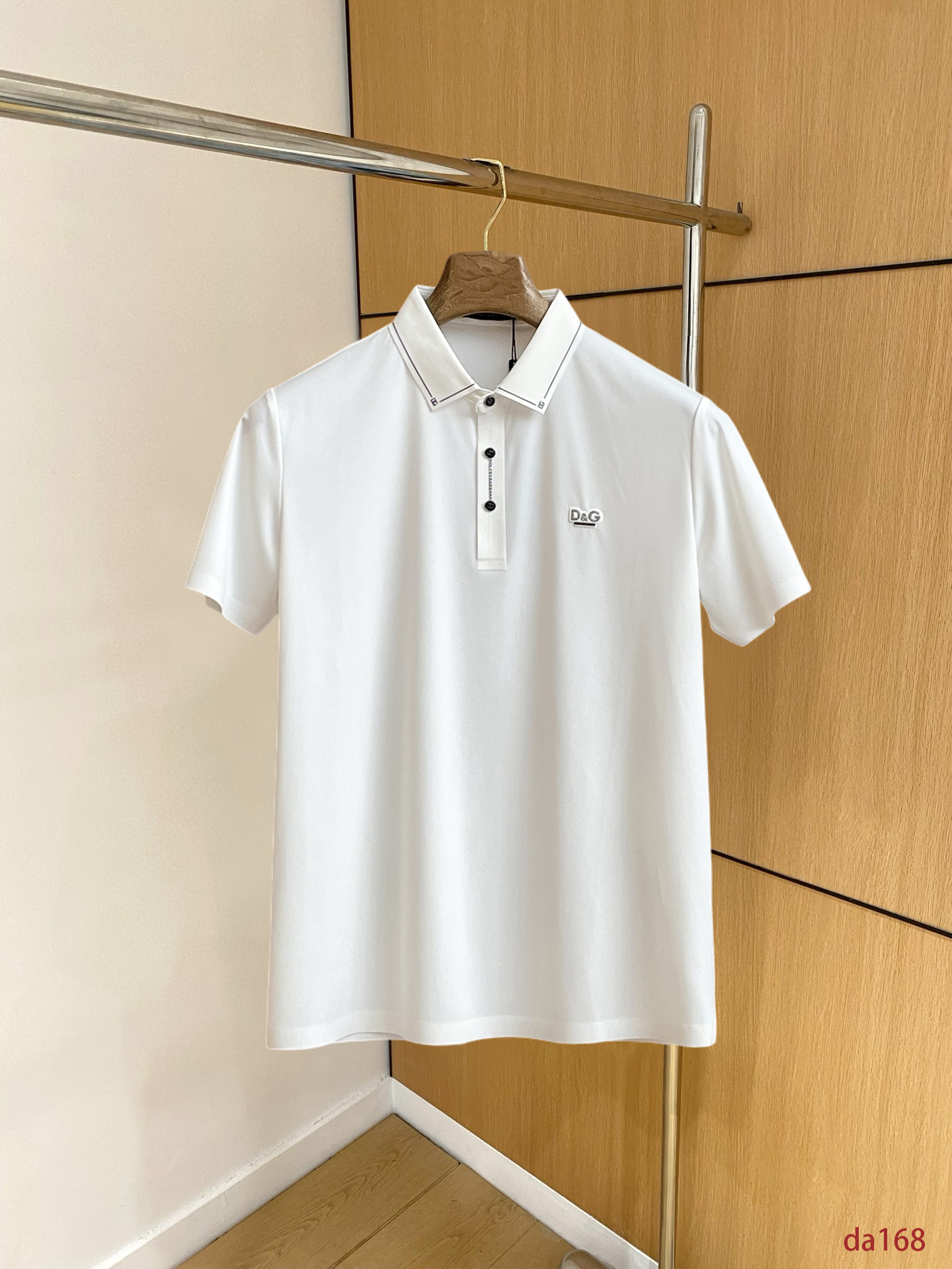 NO:439562,DG High-end Business White-collar workers are a must-have item for individuals in the unit!  Seizure-free pressed gel ice silk casual business short-sleeved Polo, technology fabric, ice silk traceless, very good body feel, smooth feel and great texture!  Good elasticity, no sense of restraint, the fabric has its own breathable mesh, moisture absorption and sweating, quick drying and keeping it dry, small lapel placket-breasted design, showing a straight posture, not soft pedal, simple style, can be used for business and leisure, highly recommended!  High-elastic ice silk, the touch is as smooth as jade silk, clean and neat, and elegant and gentlemanly. The high-end materials are the key to the fabric, the quality control must be used. The feel is extremely delicate and smooth, the fabric has a good gloss and upper body skeleton feel, so we can greet mature and quality men's clothing!  Sweat in summer and dry instantly, a brand new experience Business commuting and leisure M-4XL, T-shirt, alexander wang19860909DG 高端商务 白领 单位人士必入单品！ 无痕压胶冰丝休闲商务短袖Polo,科技面料,冰丝无痕,体感非常棒,手感顺滑质感很棒！弹性好,无任何束缚感,面料自带透气网孔,吸湿排汗,速干保持干爽,小翻领门襟排扣设计,展露挺拔姿态,不软踏,简约款式,商务休闲都可驾驭,强烈推荐！高弹冰丝,触感堪比玉蚕丝一样丝滑,干净利落,儒雅绅士风度.高级材质,重点就是面料上,品控的必上,手感极其细腻光滑,面料光泽感和上身骨架感好,打招成熟品质男装！夏天出汗秒干,全新体验 商务通勤休闲 M-4XL,,T-shirt,alexander wang,Men's clothing