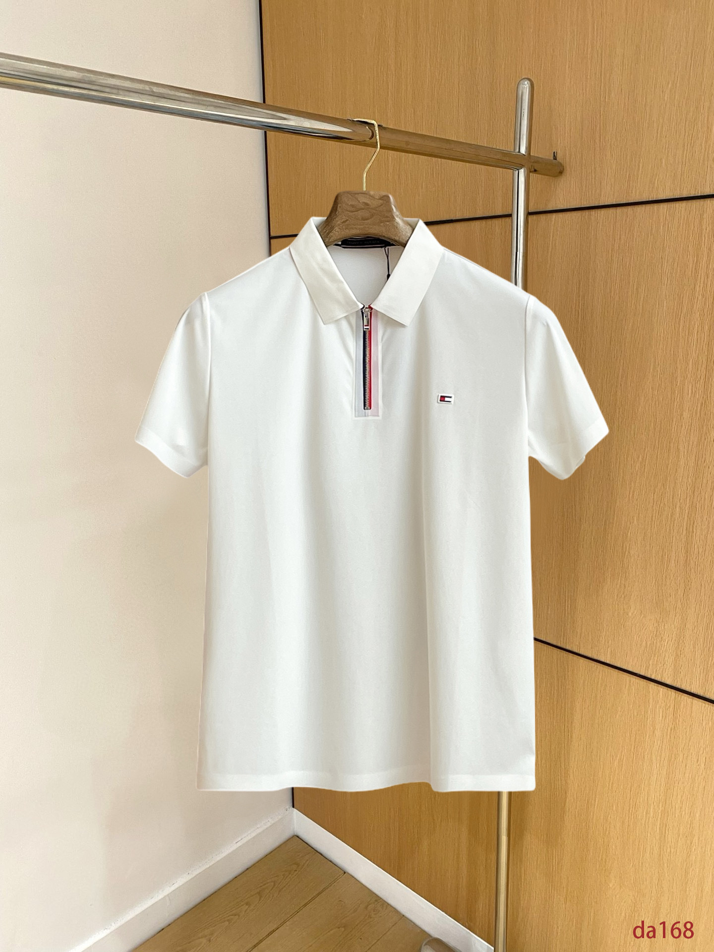 NO:439527,Tom Brown High-end Business White-collar workers are a must-have item for individuals in the unit!  Seizure-free pressed gel ice silk casual business short-sleeved Polo, technology fabric, ice silk traceless, very good body feel, smooth feel and great texture!  Good elasticity, no sense of restraint, the fabric has its own breathable mesh, moisture absorption and sweating, quick drying and keeping it dry, small lapel placket-breasted design, showing a straight posture, not soft pedal, simple style, can be used for business and leisure, highly recommended!  High-elastic ice silk, the touch is as smooth as jade silk, clean and neat, and elegant and gentlemanly. The high-end materials are the key to the fabric, the quality control must be used. The feel is extremely delicate and smooth, the fabric has a good gloss and upper body skeleton feel, so we can greet mature and quality men's clothing!  Sweat in summer and dry in seconds, a brand new experience Business commuting and leisure M-4XL, thom browne, T-shirt, alexander wang19860909汤姆布朗 高端商务 白领 单位人士必入单品！ 无痕压胶冰丝休闲商务短袖Polo,科技面料,冰丝无痕,体感非常棒,手感顺滑质感很棒！弹性好,无任何束缚感,面料自带透气网孔,吸湿排汗,速干保持干爽,小翻领门襟排扣设计,展露挺拔姿态,不软踏,简约款式,商务休闲都可驾驭,强烈推荐！高弹冰丝,触感堪比玉蚕丝一样丝滑,干净利落,儒雅绅士风度.高级材质,重点就是面料上,品控的必上,手感极其细腻光滑,面料光泽感和上身骨架感好,打招成熟品质男装！夏天出汗秒干,全新体验 商务通勤休闲 M-4XL,,thom browne,T-shirt,alexander wang,Men's clothing