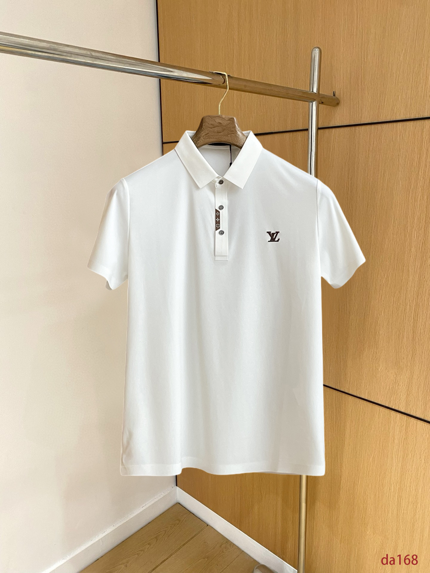 NO:439567,LV High-end Business White-collar workers are a must-have item for individuals in the unit!  Seizure-free pressed gel ice silk casual business short-sleeved Polo, technology fabric, ice silk traceless, very good body feel, smooth feel and great texture!  Good elasticity, no sense of restraint, the fabric has its own breathable mesh, moisture absorption and sweating, quick drying and keeping it dry, small lapel placket-breasted design, showing a straight posture, not soft pedal, simple style, can be used for business and leisure, highly recommended!  High-elastic ice silk, the touch is as smooth as jade silk, clean and neat, and elegant and gentlemanly. The high-end materials are the key to the fabric, the quality control must be used. The feel is extremely delicate and smooth, the fabric has a good gloss and upper body skeleton feel, so we can greet mature and quality men's clothing!  Sweat in summer and dry in seconds, a brand new experience Business commuting and leisure M-4XL, louis vuitton, T-shirt, alexander wang19860909LV 高端商务 白领 单位人士必入单品！ 无痕压胶冰丝休闲商务短袖Polo,科技面料,冰丝无痕,体感非常棒,手感顺滑质感很棒！弹性好,无任何束缚感,面料自带透气网孔,吸湿排汗,速干保持干爽,小翻领门襟排扣设计,展露挺拔姿态,不软踏,简约款式,商务休闲都可驾驭,强烈推荐！高弹冰丝,触感堪比玉蚕丝一样丝滑,干净利落,儒雅绅士风度.高级材质,重点就是面料上,品控的必上,手感极其细腻光滑,面料光泽感和上身骨架感好,打招成熟品质男装！夏天出汗秒干,全新体验 商务通勤休闲 M-4XL,,louis vuitton,T-shirt,alexander wang,Men's clothing