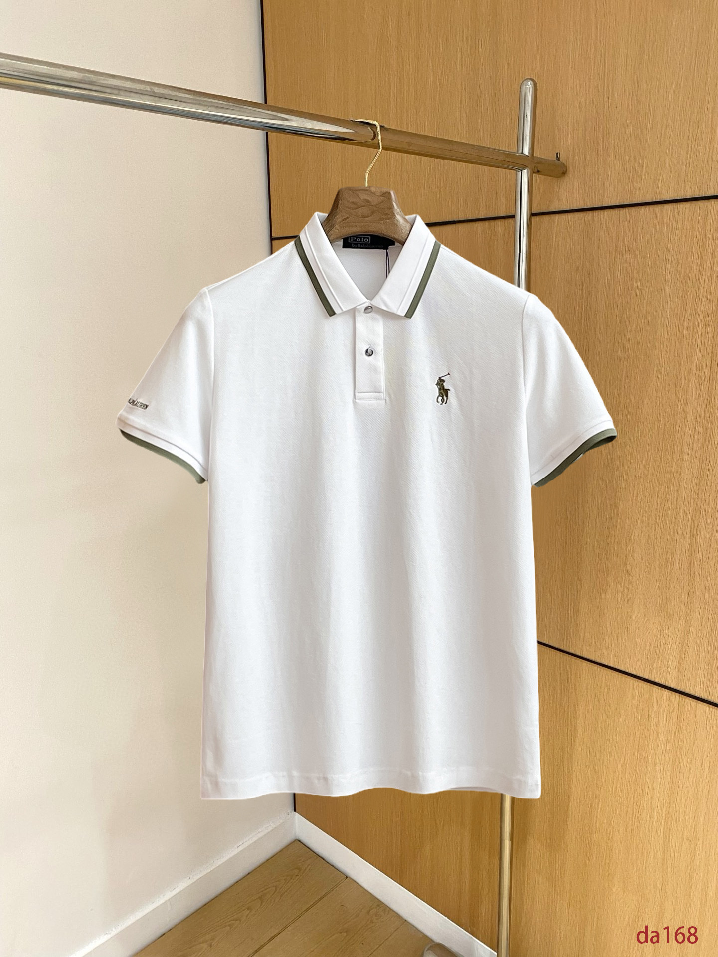 NO:439517,Paul High-end Business White-collar workers are a must-have item for individuals in the unit!  Seizure-free pressed gel ice silk casual business short-sleeved Polo, technology fabric, ice silk traceless, very good body feel, smooth feel and great texture!  Good elasticity, no sense of restraint, the fabric has its own breathable mesh, moisture absorption and sweating, quick drying and keeping it dry, small lapel placket-breasted design, showing a straight posture, not soft pedal, simple style, can be used for business and leisure, highly recommended!  High-elastic ice silk, the touch is as smooth as jade silk, clean and neat, and elegant and gentlemanly. The high-end materials are the key to the fabric, the quality control must be used. The feel is extremely delicate and smooth, the fabric has a good gloss and upper body skeleton feel, so we can greet mature and quality men's clothing!  Sweat in summer and dry instantly, a brand new experience Business commuting and leisure M-4XL, T-shirt, alexander wang19860909保罗 高端商务 白领 单位人士必入单品！ 无痕压胶冰丝休闲商务短袖Polo,科技面料,冰丝无痕,体感非常棒,手感顺滑质感很棒！弹性好,无任何束缚感,面料自带透气网孔,吸湿排汗,速干保持干爽,小翻领门襟排扣设计,展露挺拔姿态,不软踏,简约款式,商务休闲都可驾驭,强烈推荐！高弹冰丝,触感堪比玉蚕丝一样丝滑,干净利落,儒雅绅士风度.高级材质,重点就是面料上,品控的必上,手感极其细腻光滑,面料光泽感和上身骨架感好,打招成熟品质男装！夏天出汗秒干,全新体验 商务通勤休闲 M-4XL,,T-shirt,alexander wang,Men's clothing