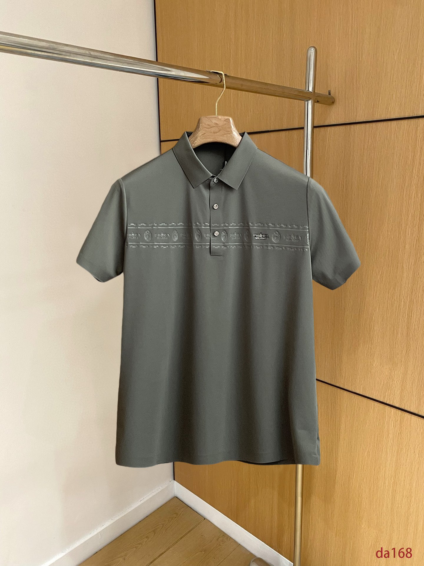 NO:439522,Prada High-end Business White-collar workers are a must-have item for individuals in the unit!  Seizure-free pressed gel ice silk casual business short-sleeved Polo, technology fabric, ice silk traceless, very good body feel, smooth feel and great texture!  Good elasticity, no sense of restraint, the fabric has its own breathable mesh, moisture absorption and sweating, quick drying and keeping it dry, small lapel placket-breasted design, showing a straight posture, not soft pedal, simple style, can be used for business and leisure, highly recommended!  High-elastic ice silk, the touch is as smooth as jade silk, clean and neat, and elegant and gentlemanly. The high-end materials are the key to the fabric, the quality control must be used. The feel is extremely delicate and smooth, the fabric has a good gloss and upper body skeleton feel, so we can greet mature and quality men's clothing!  Sweat in summer and dry in seconds, a brand new experience Business commuting and leisure M-4XL, prada, T-shirt, alexander wang19860909普拉达 高端商务 白领 单位人士必入单品！ 无痕压胶冰丝休闲商务短袖Polo,科技面料,冰丝无痕,体感非常棒,手感顺滑质感很棒！弹性好,无任何束缚感,面料自带透气网孔,吸湿排汗,速干保持干爽,小翻领门襟排扣设计,展露挺拔姿态,不软踏,简约款式,商务休闲都可驾驭,强烈推荐！高弹冰丝,触感堪比玉蚕丝一样丝滑,干净利落,儒雅绅士风度.高级材质,重点就是面料上,品控的必上,手感极其细腻光滑,面料光泽感和上身骨架感好,打招成熟品质男装！夏天出汗秒干,全新体验 商务通勤休闲 M-4XL,,prada,T-shirt,alexander wang,Men's clothing