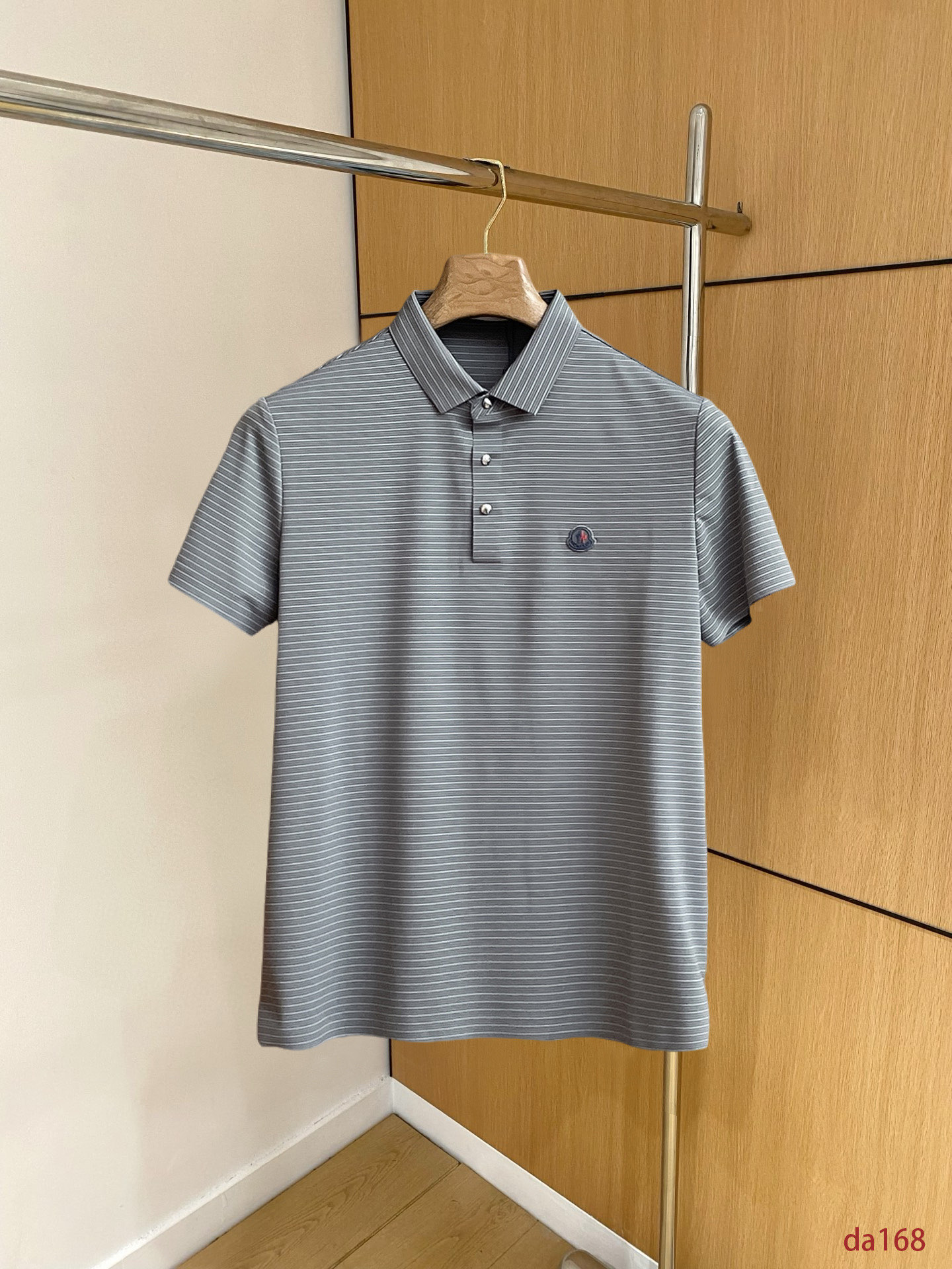 NO:439533,Mask, high-end business, white-collar workers, must-have items for individuals in the unit!  Seizure-free pressed gel ice silk casual business short-sleeved Polo, technology fabric, ice silk traceless, very good body feel, smooth feel and great texture!  Good elasticity, no sense of restraint, the fabric has its own breathable mesh, moisture absorption and sweating, quick drying and keeping it dry, small lapel placket-breasted design, showing a straight posture, not soft pedal, simple style, can be used for business and leisure, highly recommended!  High-elastic ice silk, the touch is as smooth as jade silk, clean and neat, and elegant and gentlemanly. The high-end materials are the key to the fabric, the quality control must be used. The feel is extremely delicate and smooth, the fabric has a good gloss and upper body skeleton feel, so we can greet mature and quality men's clothing!  Sweat in summer and dry instantly, a brand new experience Business commuting and leisure M-4XL, Moncler, T-shirt, alexander wang19860909蒙口 高端商务 白领 单位人士必入单品！ 无痕压胶冰丝休闲商务短袖Polo,科技面料,冰丝无痕,体感非常棒,手感顺滑质感很棒！弹性好,无任何束缚感,面料自带透气网孔,吸湿排汗,速干保持干爽,小翻领门襟排扣设计,展露挺拔姿态,不软踏,简约款式,商务休闲都可驾驭,强烈推荐！高弹冰丝,触感堪比玉蚕丝一样丝滑,干净利落,儒雅绅士风度.高级材质,重点就是面料上,品控的必上,手感极其细腻光滑,面料光泽感和上身骨架感好,打招成熟品质男装！夏天出汗秒干,全新体验 商务通勤休闲 M-4XL,,Moncler,T-shirt,alexander wang,Men's clothing