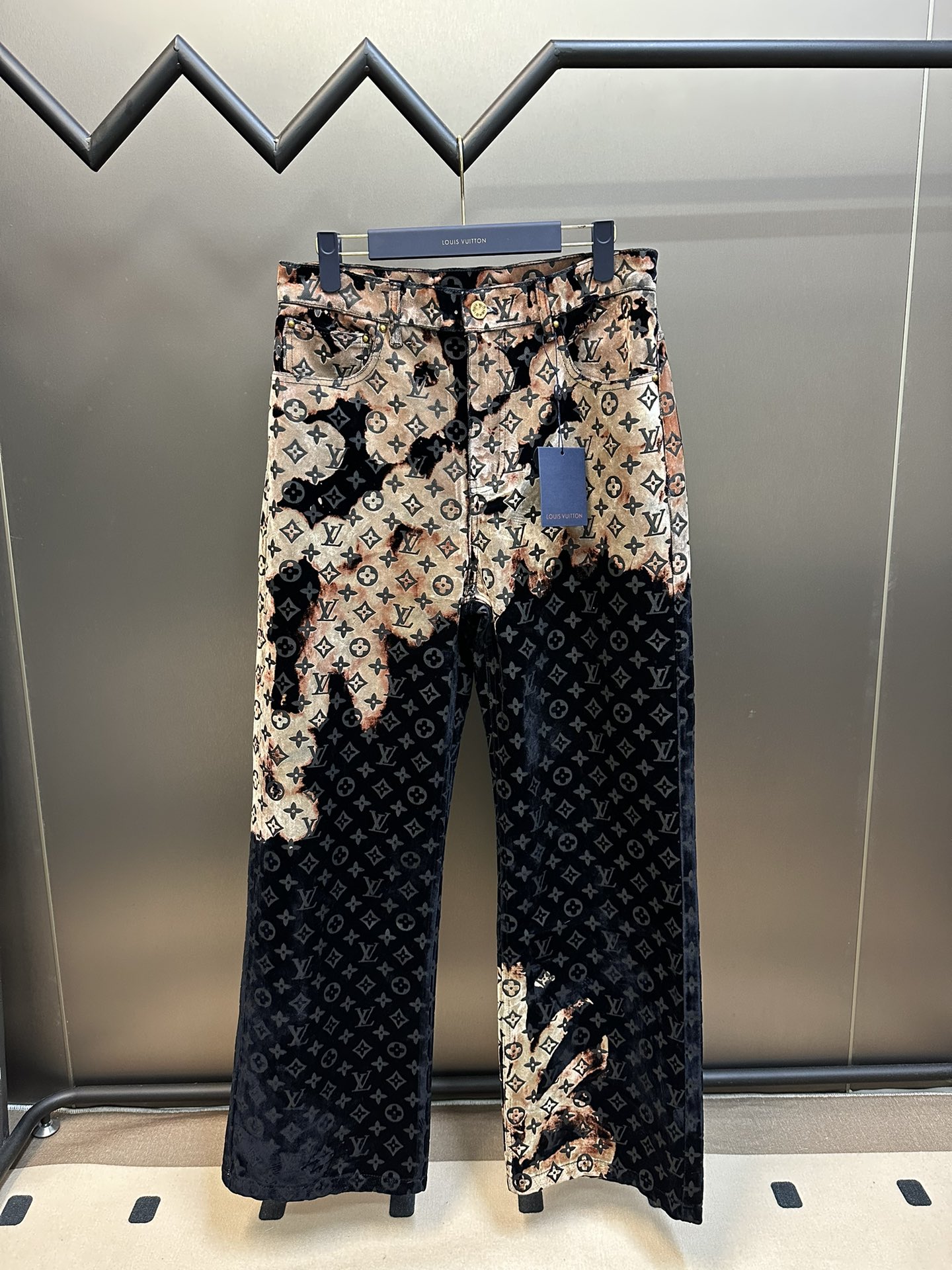 Los pantalones de mezclilla flocados P385 Lv Huoshaoyun están hechos de tela vaquera flocada jacquard con tejido de sar…