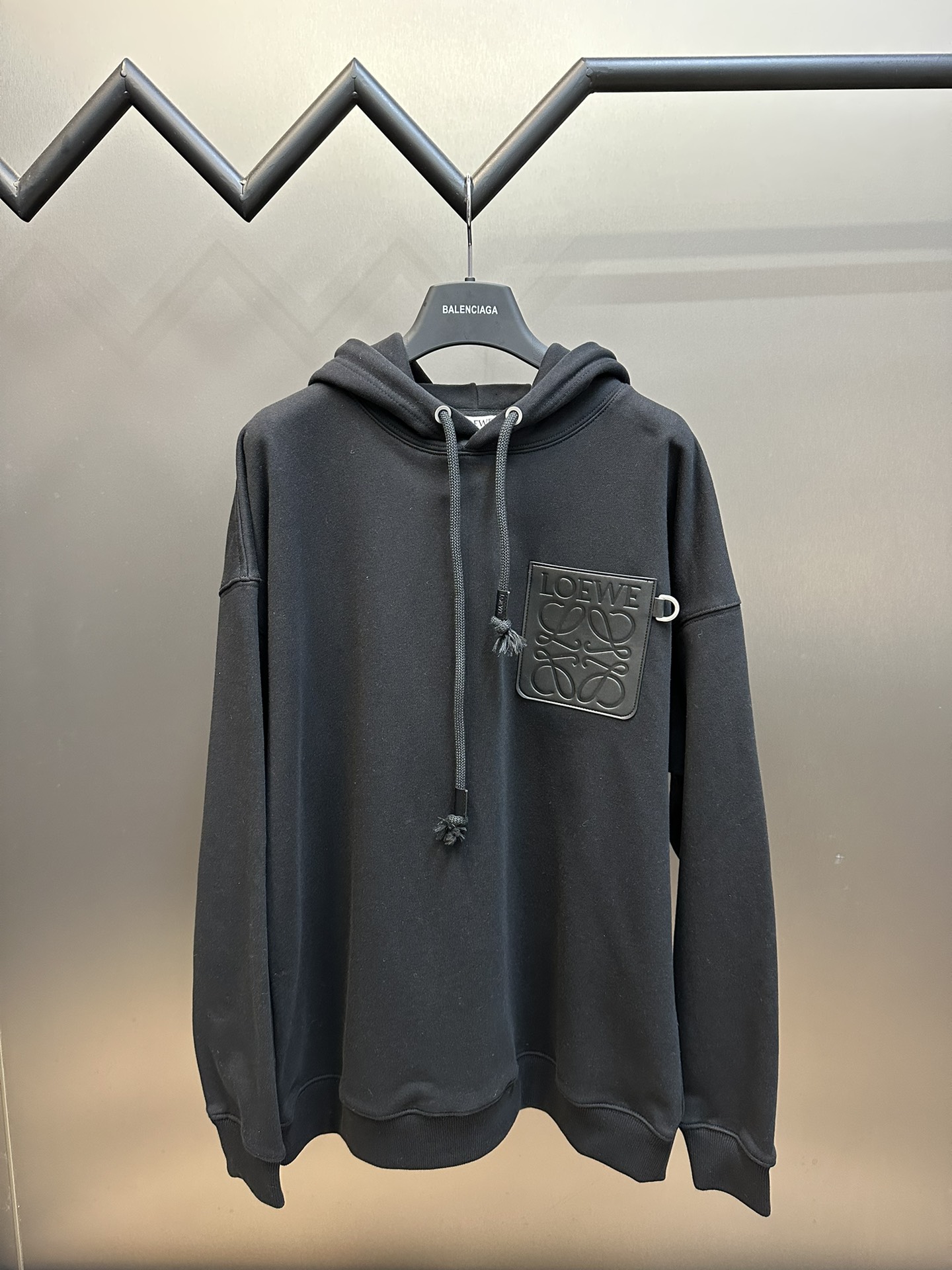 🅿️245 Sudadera con logo de piel Loewe 24. La tela utiliza tejido de punto de felpa de doble hilo de 420 gramos, suave …