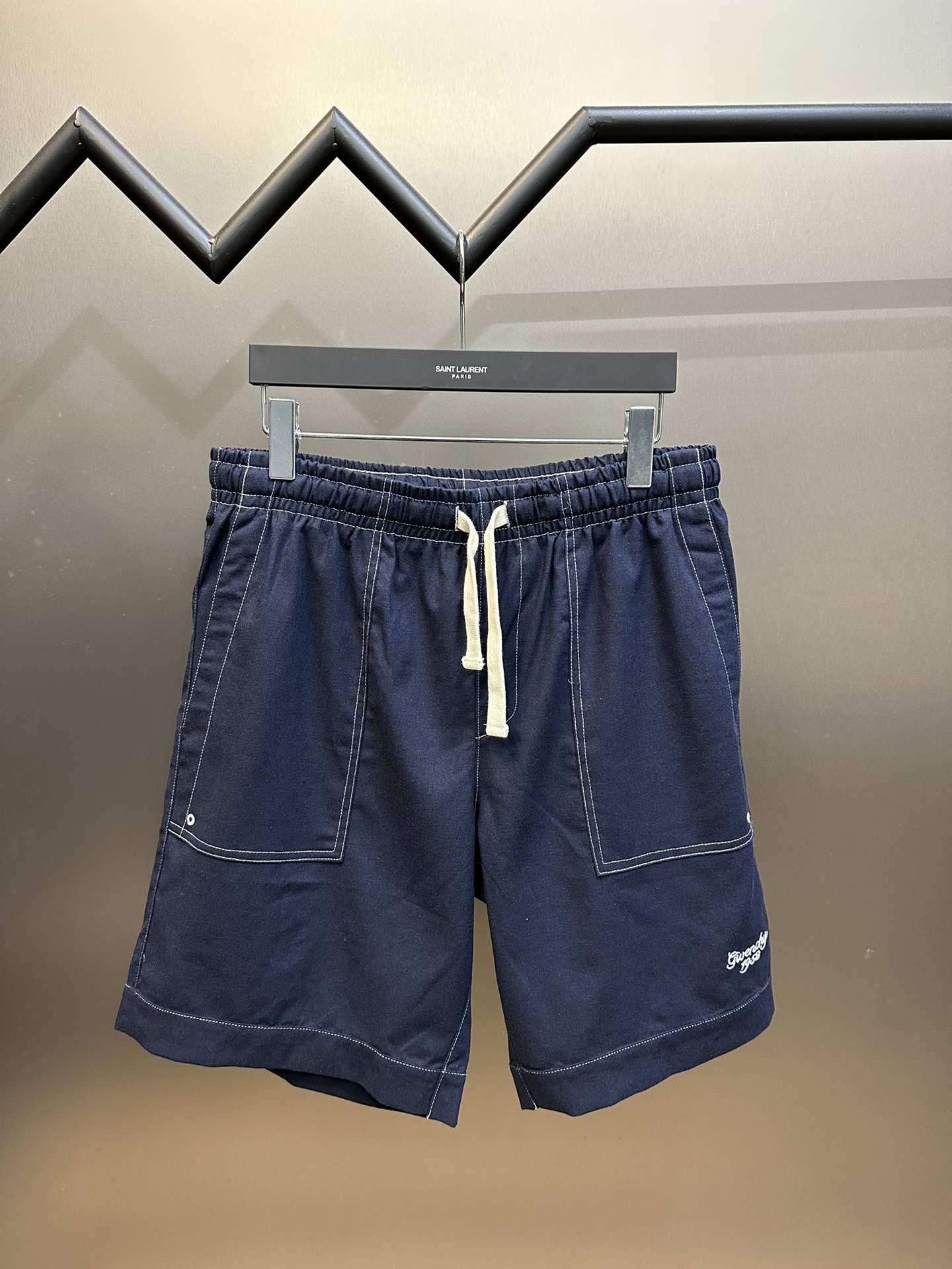 Los pantalones cortos bordados de lino denim de Givenchy están confeccionados con tela de lino hecha a medida, transpir…