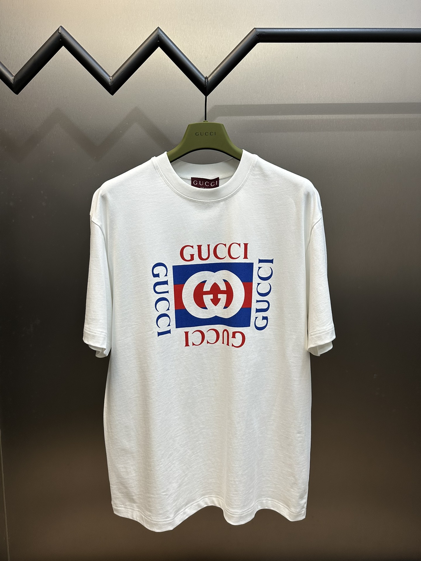 Camiseta de manga corta Gucci con estampado de bloques. Tejido de algodón peinado de doble hilo 26s mezclado con algodó…