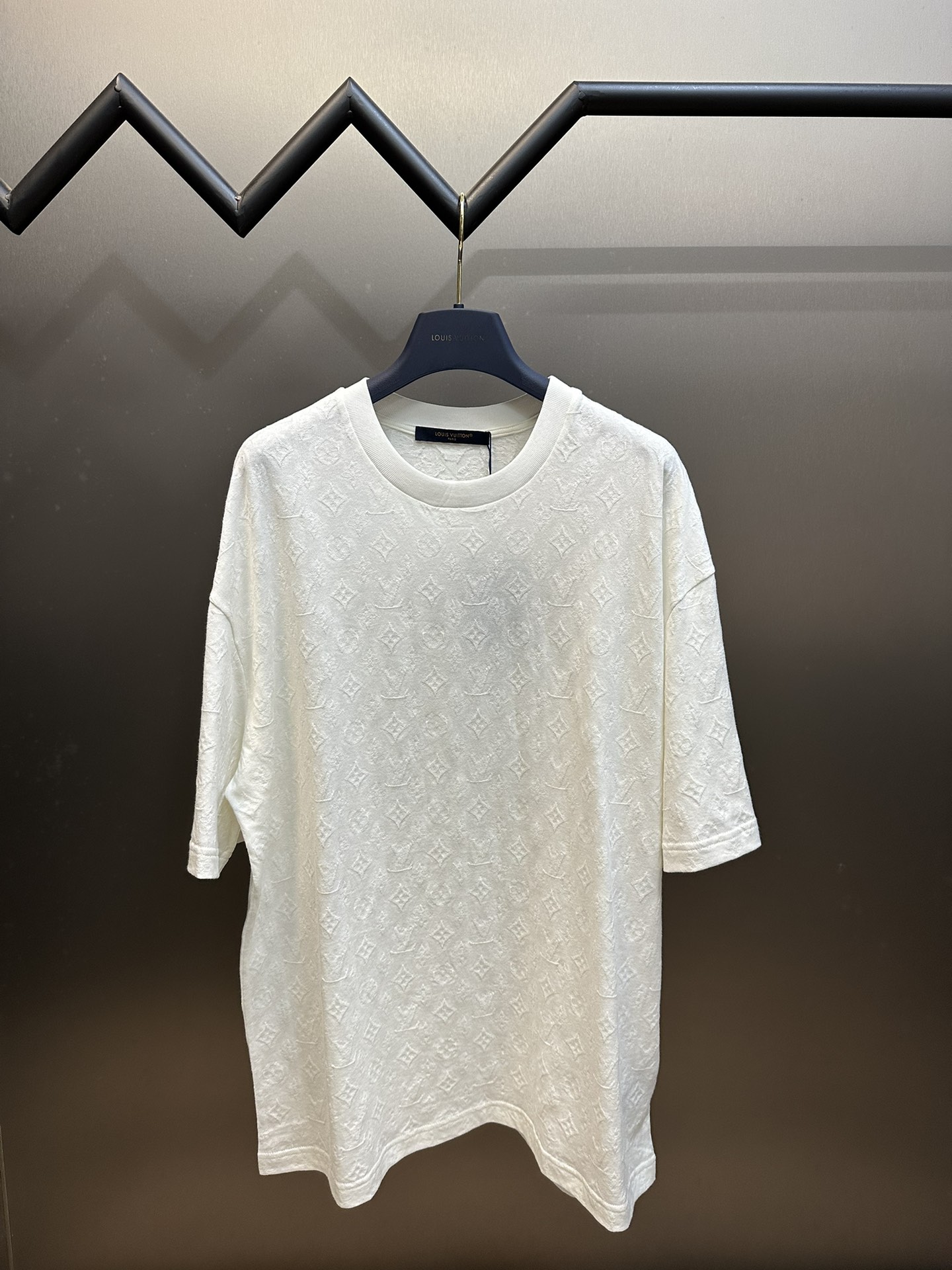 P150 Lu Camiseta de manga corta con jacquard de hilo volador y patrón oscuro. La tela utiliza tejido de punto jacquard …