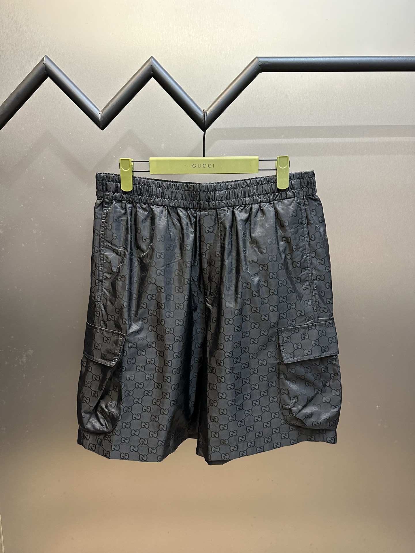 Pantalón corto Gucci de jacquard oxford. Tejido de jacquard oxford de nailon 75D, con patrón de letras escaneado del or…