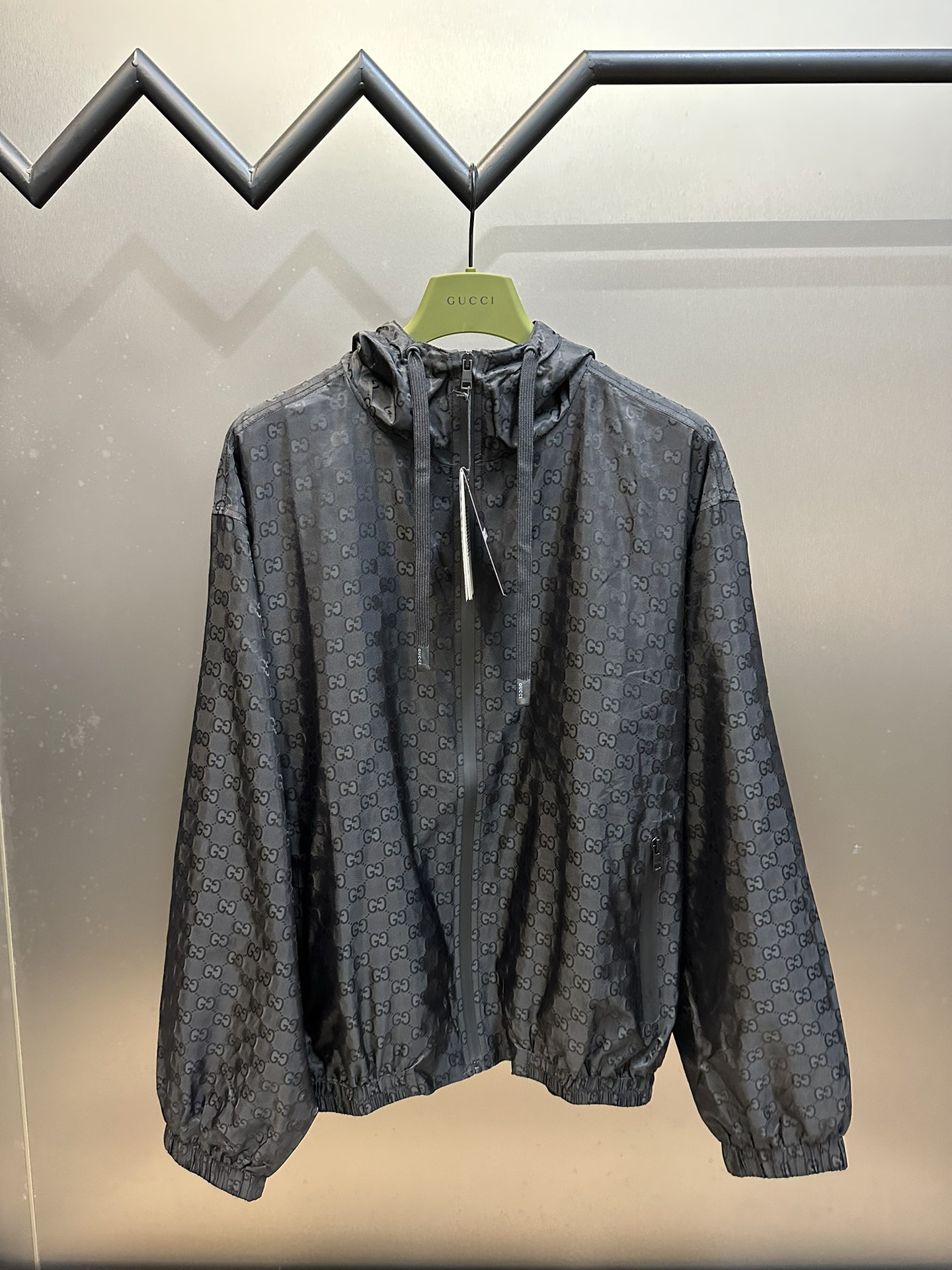 Chaqueta tipo trench Gucci de jacquard oxford. Tejido de jacquard oxford de nailon 75D, con patrón de letras escaneado …