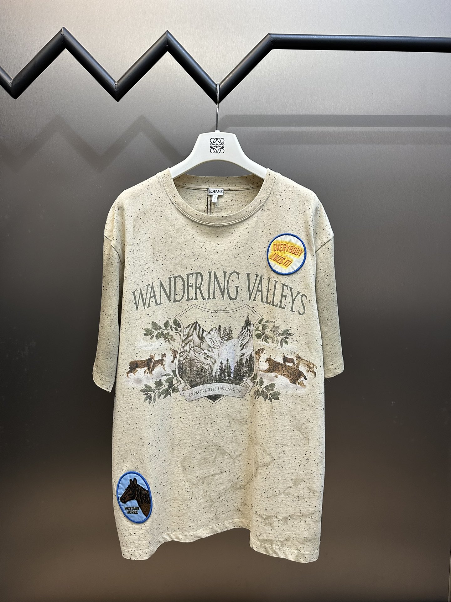 🅿️175 LOEWE Camiseta de manga corta con estampado de manchas de bosque, tela de algodón denso especial en color avena …