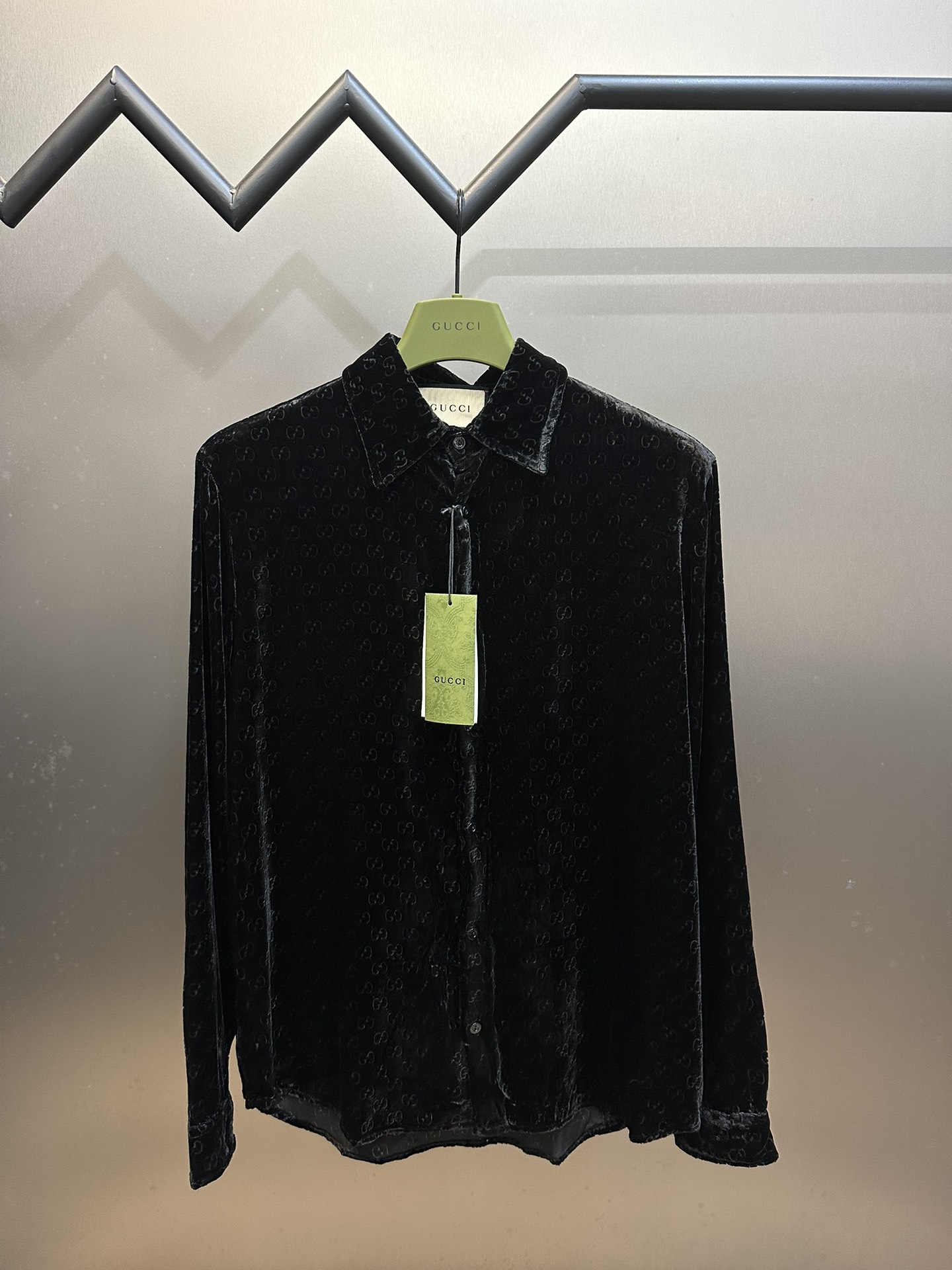 Camisa Gucci de letras jacquard de terciopelo. Confeccionada en tejido de terciopelo, peso 260g, urdimbre de nailon, tr…