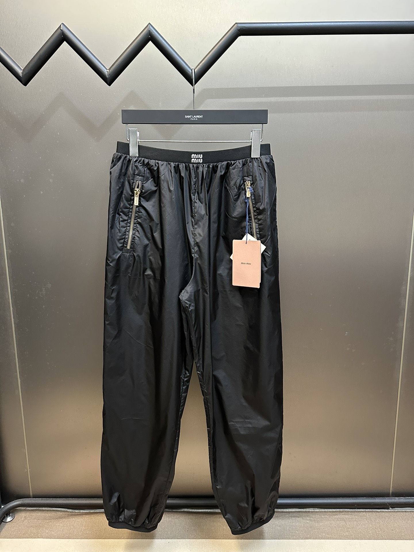 miu miu pantalones con letras de goma gruesa La tela utiliza nailon 40D de tejido liso brillante, la superficie de la t…