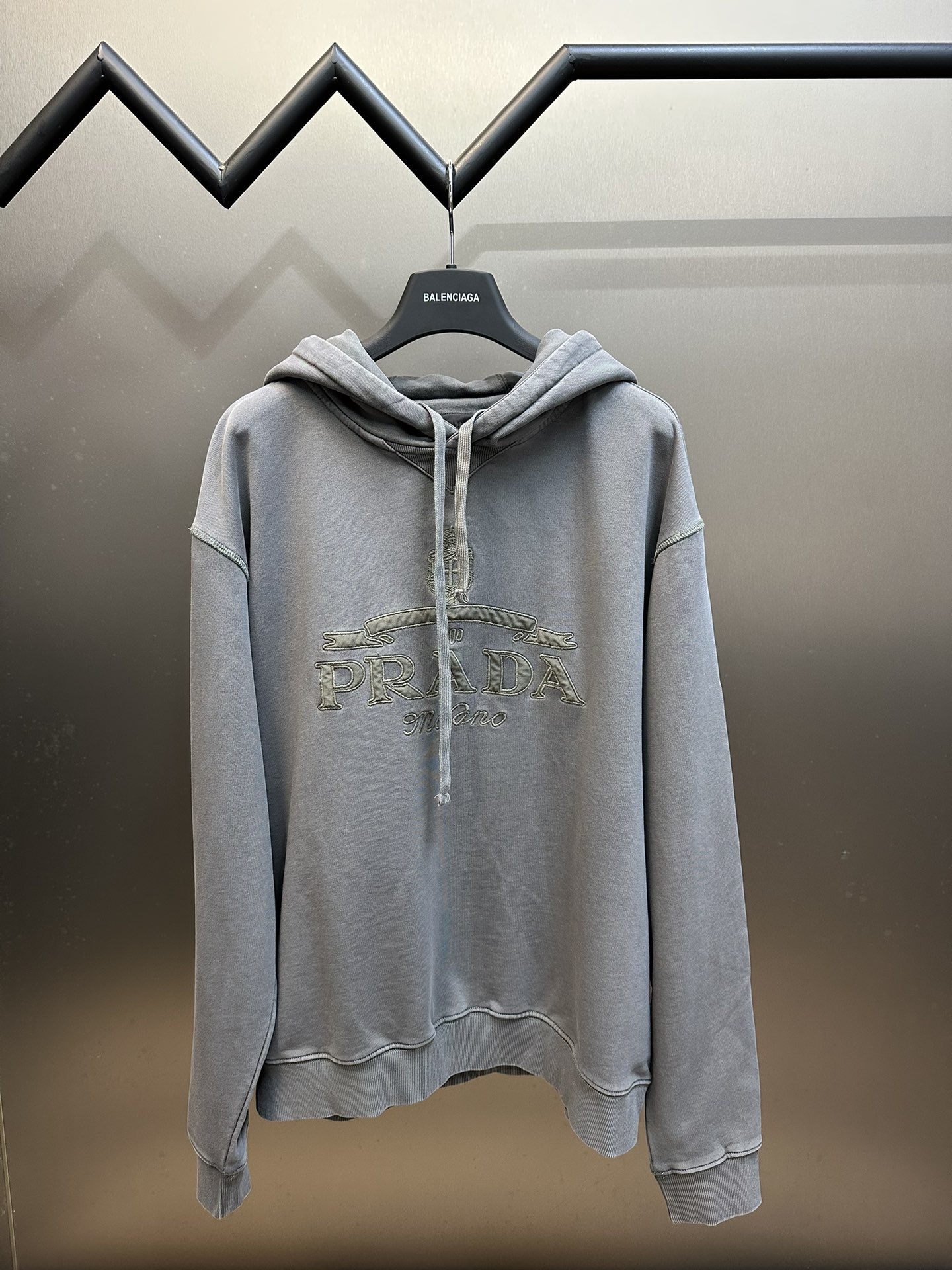 Sudadera con capucha de color frito bordada con apliques de Prada. La tela está hecha de hilo doble 26S + hilo inferior…