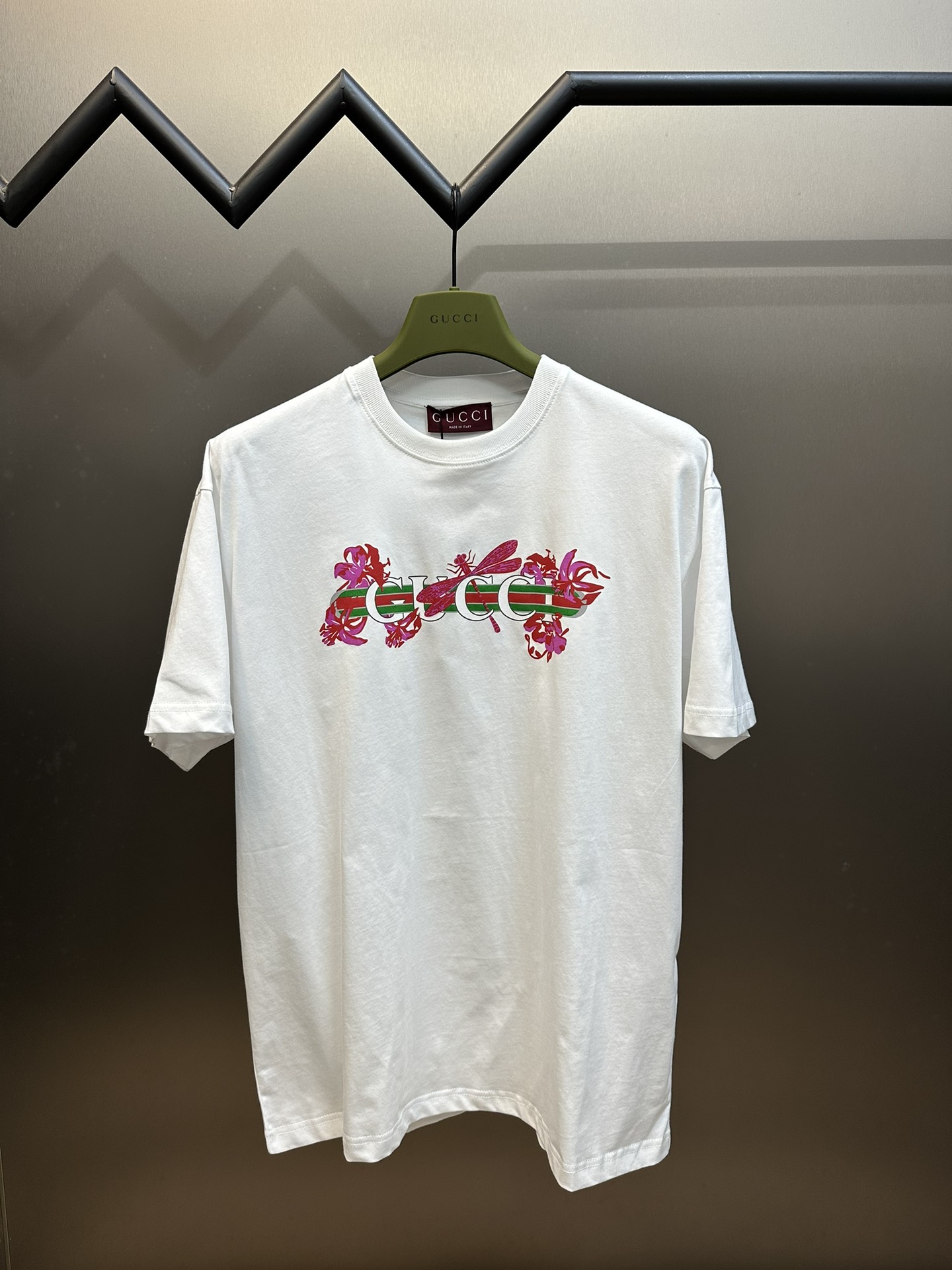 Camiseta de manga corta Gucci con estampado de libélula roja. Tejido de algodón compacto de hilo 24S, 185g. Cinta Gu y …