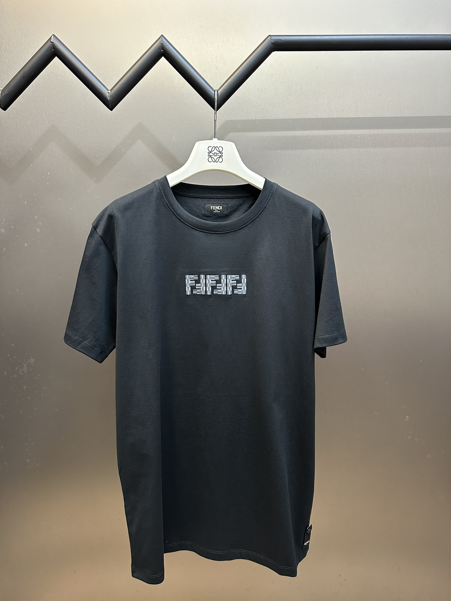 Camiseta de cuello redondo Fendi con bordado de F de grano largo, confeccionada con hilo mercerizado de doble cabo 50S,…