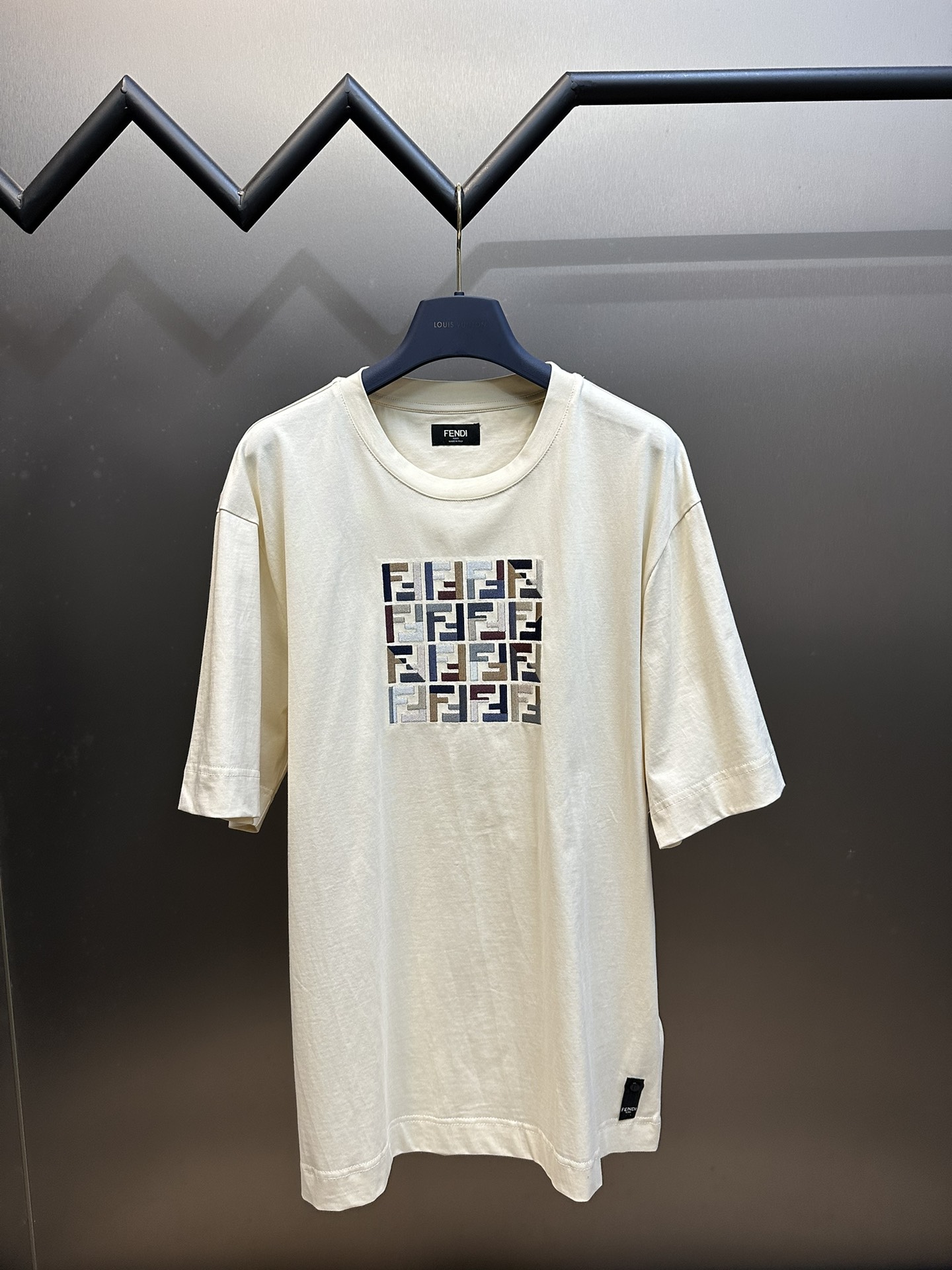 Camiseta de manga corta Fendi con bordado de F en contraste. Hecha de algodón compacto especial de 24s, 185g. Técnica d…