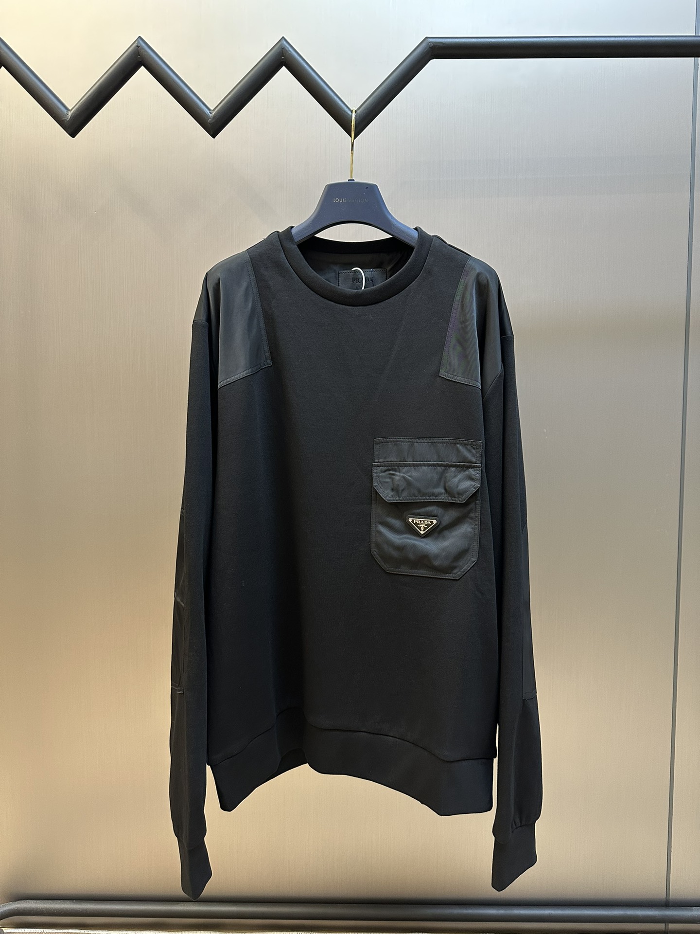 La sudadera de nailon con logo triangular de Prada está confeccionada con tejidos de nailon y de doble cara 330 Crandy …