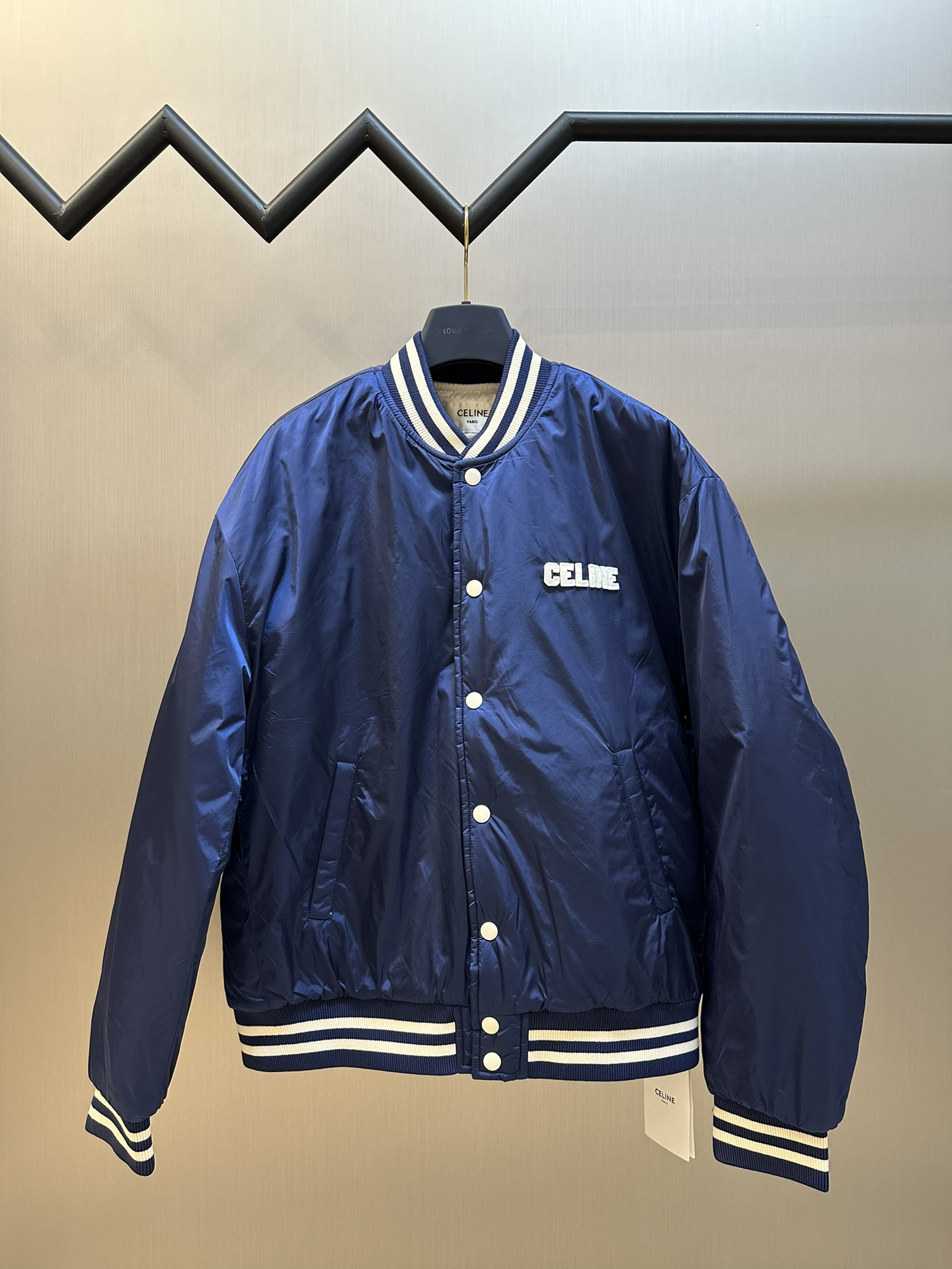 Chaqueta de béisbol acolchada Celine, la tela personalizada es de vellón cálido, con el icónico parche CELINE en el pec…