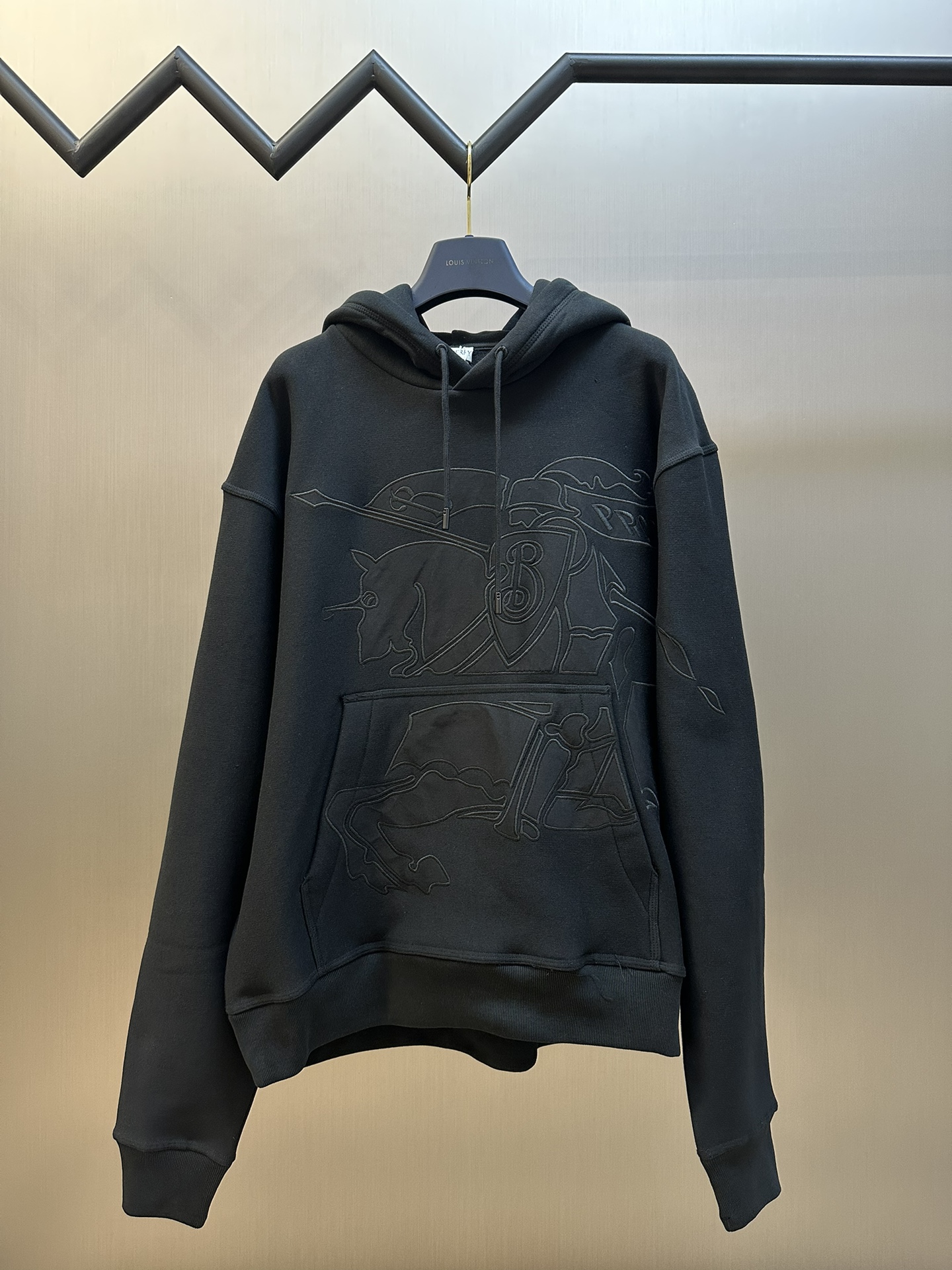 Sudadera con capucha BBR con bordado de caballo negro. Tejido de punto de algodón de grosor medio con interior afelpado…