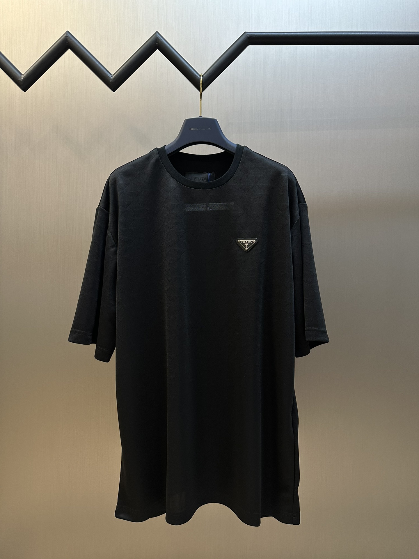 Prada patrón de triángulo oscuro marca de hierro cuello redondo tejido jacquard completo de manga corta con hilo brilla…
