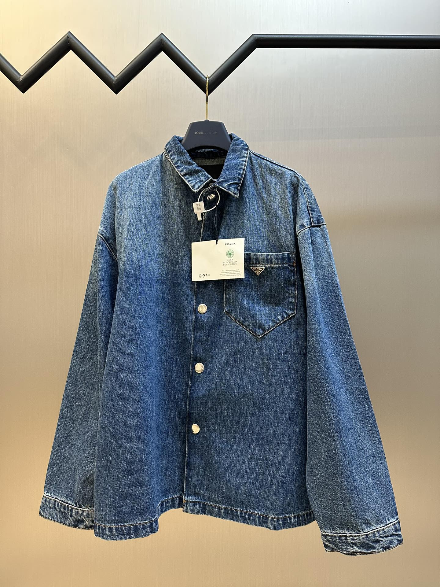 La chaqueta vaquera con logo triangular de Prada está confeccionada con tela vaquera de fibra de bambú densamente tejid…