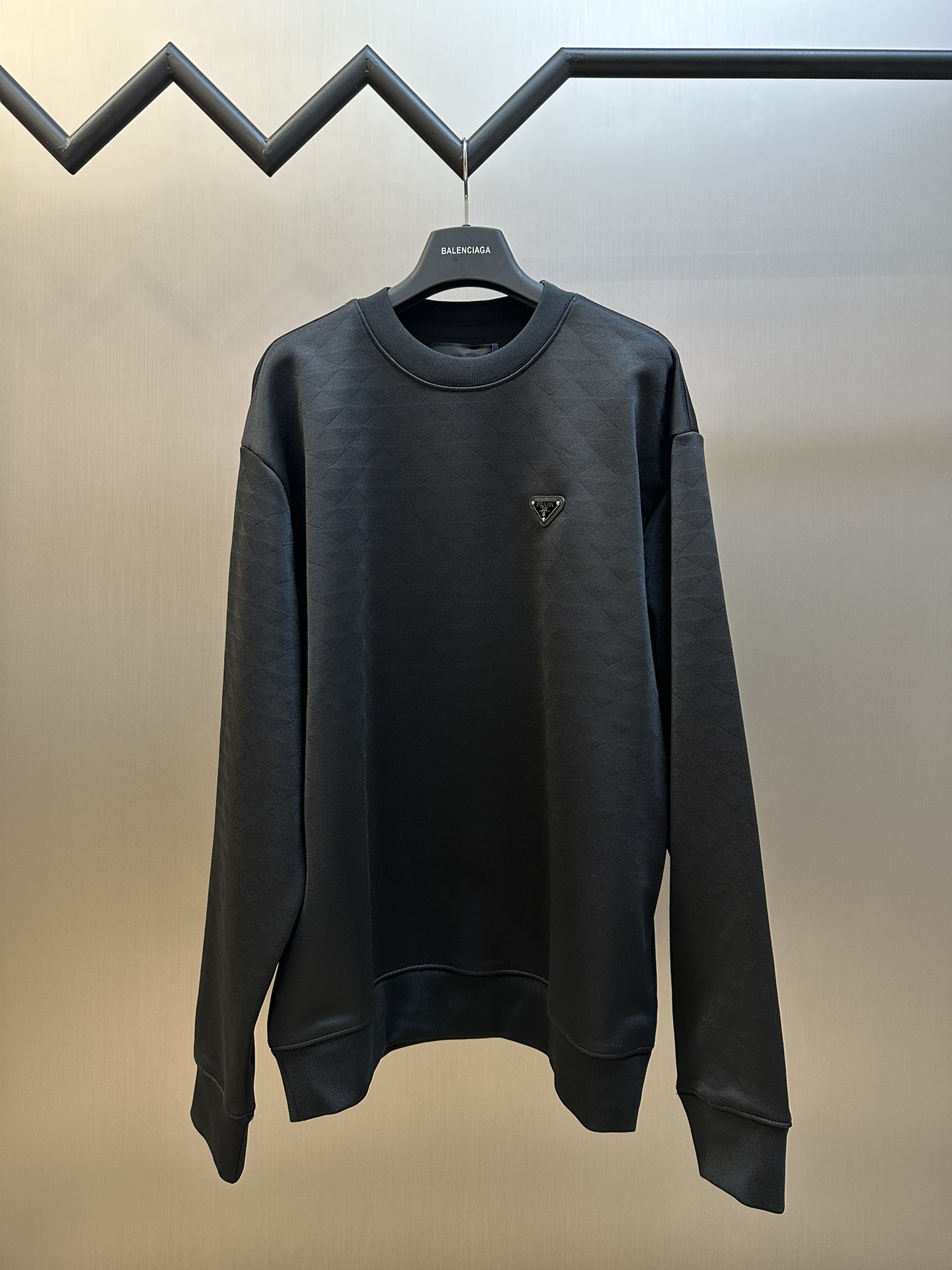 La sudadera con cuello redondo de la marca Iron con patrón de triángulo oscuro de Prada está confeccionada con tela de …