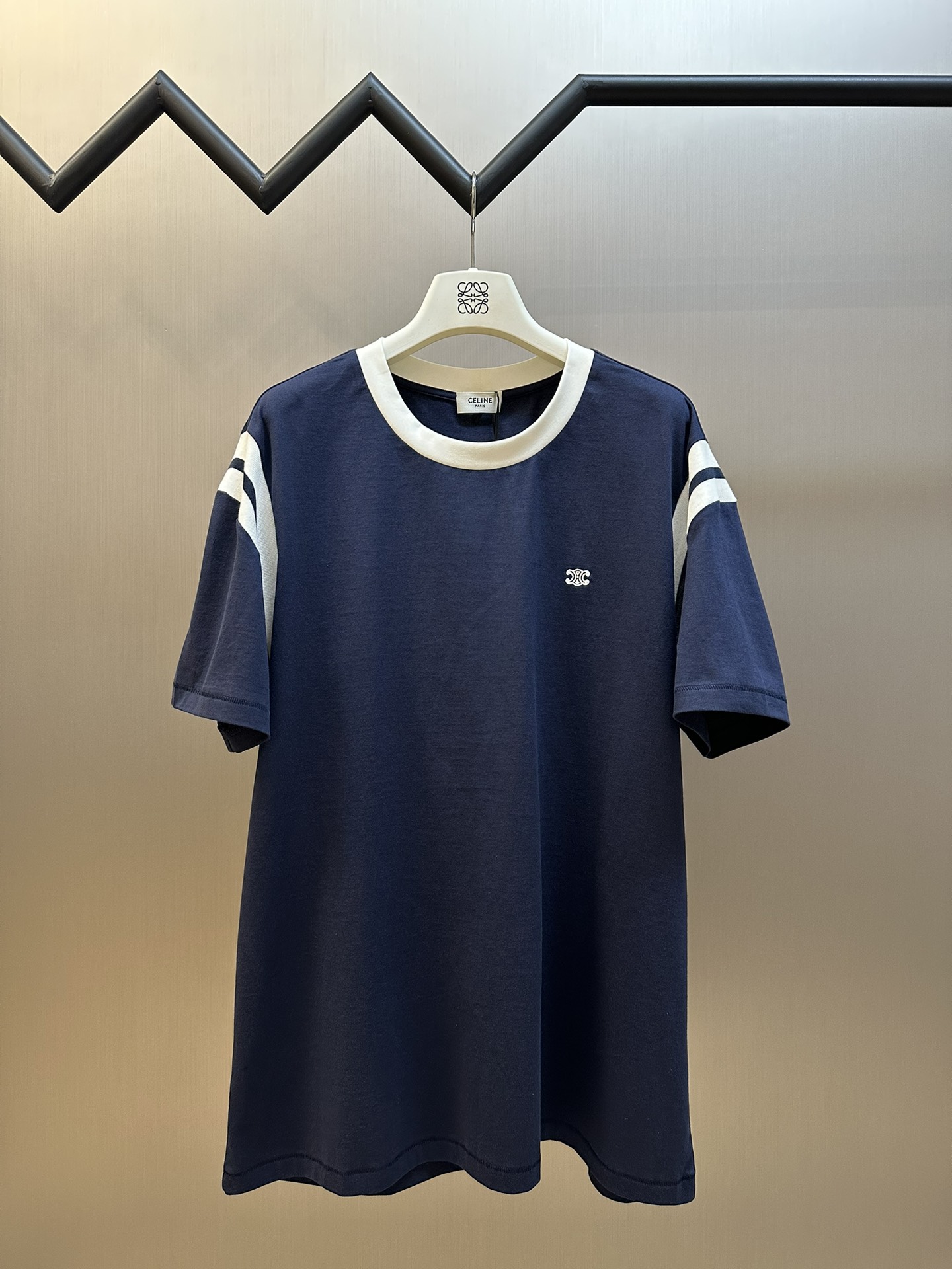 Camiseta de manga corta con mangas de contraste Celine, la tela utiliza algodón de fibra larga 50s de doble cabo en pun…