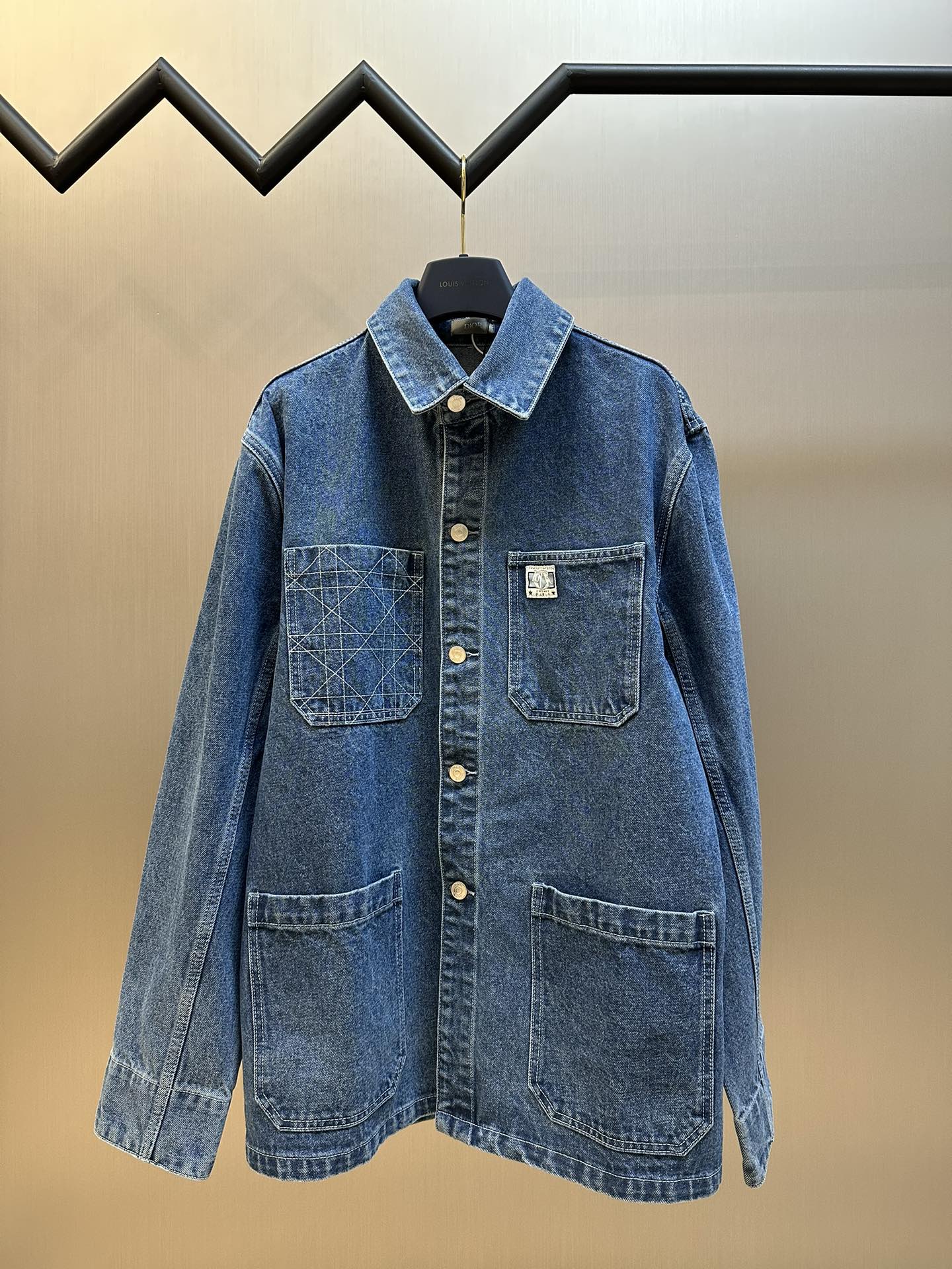 La chaqueta vaquera Dior Charm está confeccionada con algodón chino densamente tejido de sarga de alta densidad 7*6 de …