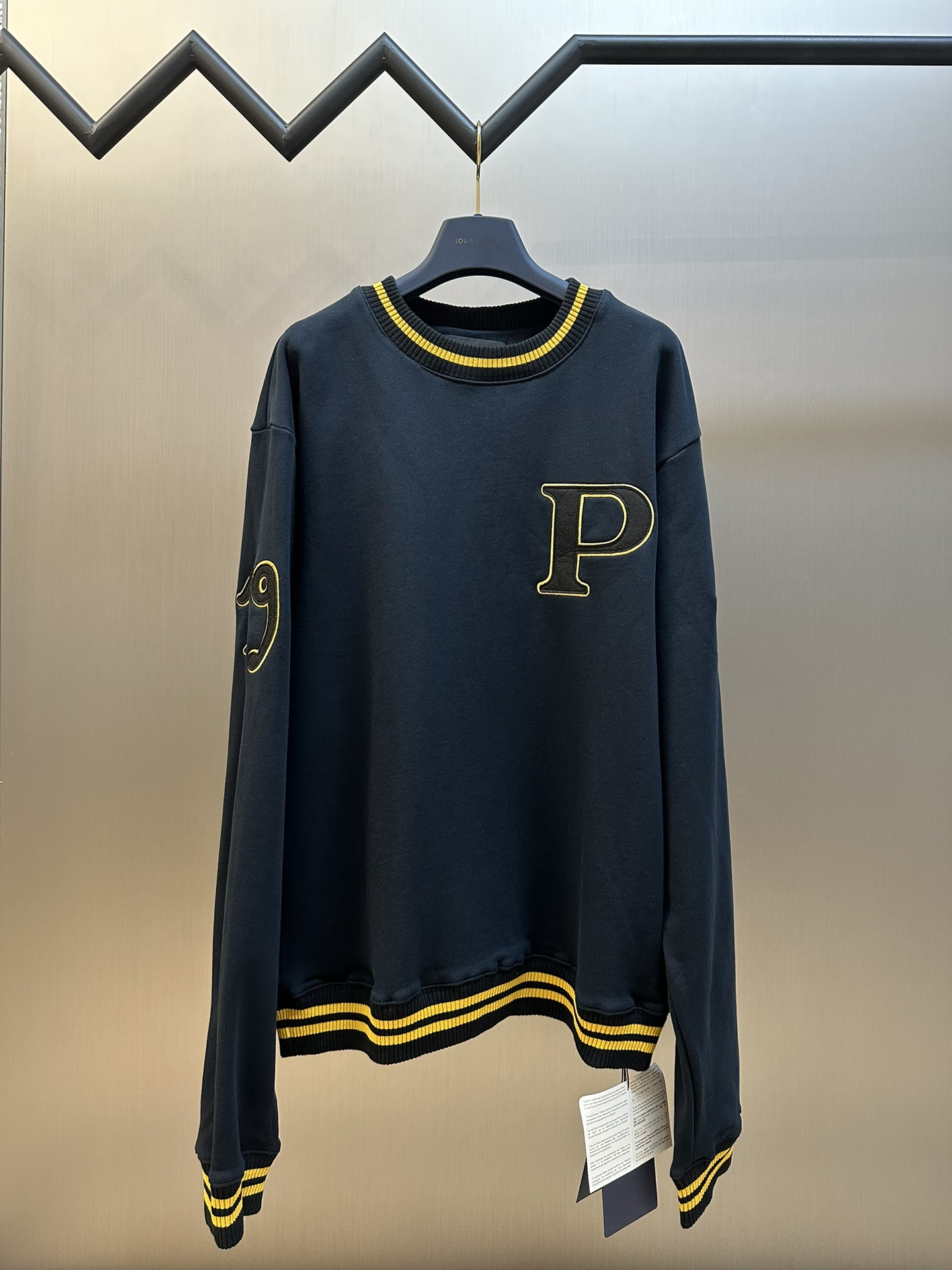 PRADA Serie 1913 de nuevas sudaderas de otoño e invierno 1913 es el año de fundación de Prada, ¡lo cual es de gran impo…