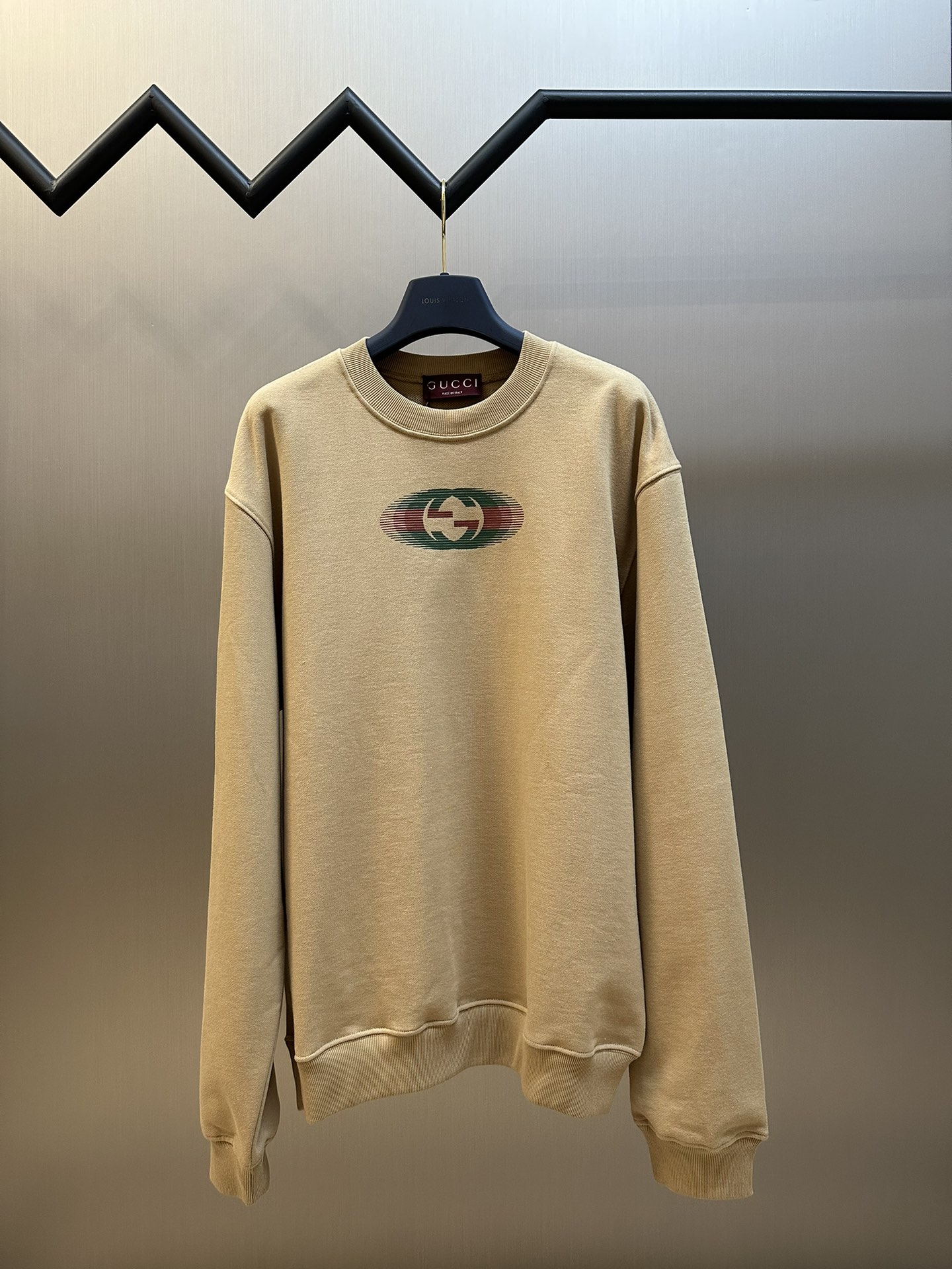 Sudadera Gucci caqui. Confeccionada en 100% algodón, suave y cómoda. Estampado manual que permite controlar el diseño, …