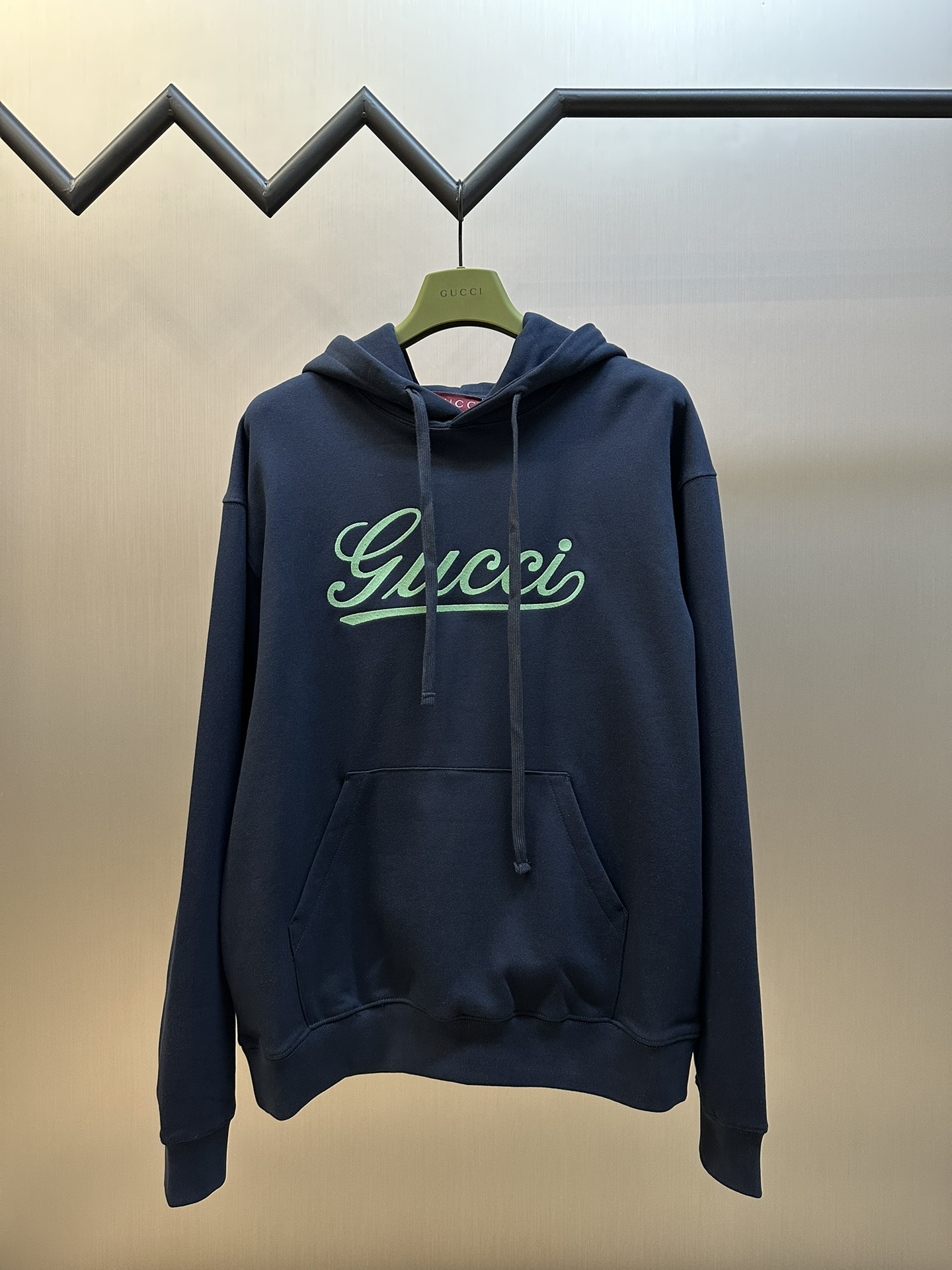 Sudadera Gucci con capucha y bordado menta. Tejido de algodón tipo fieltro azul marino, con hilo 26S doble y base de es…